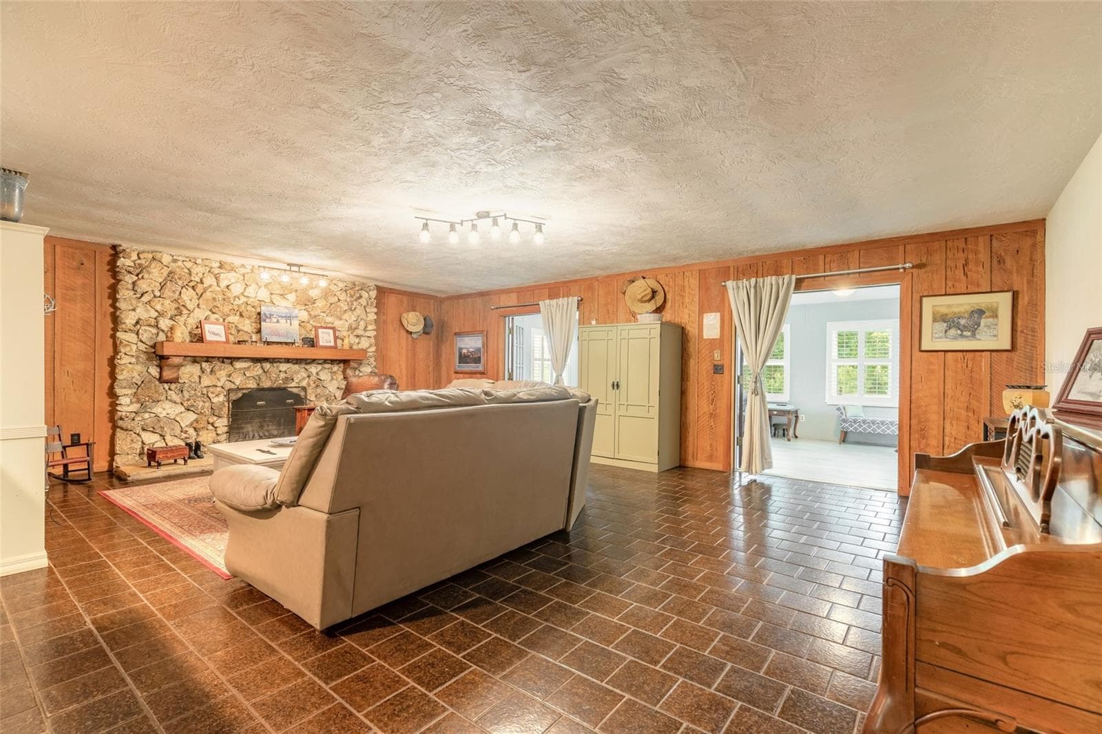 Family room - 1390 E OHIO AVE, LAKE HELEN