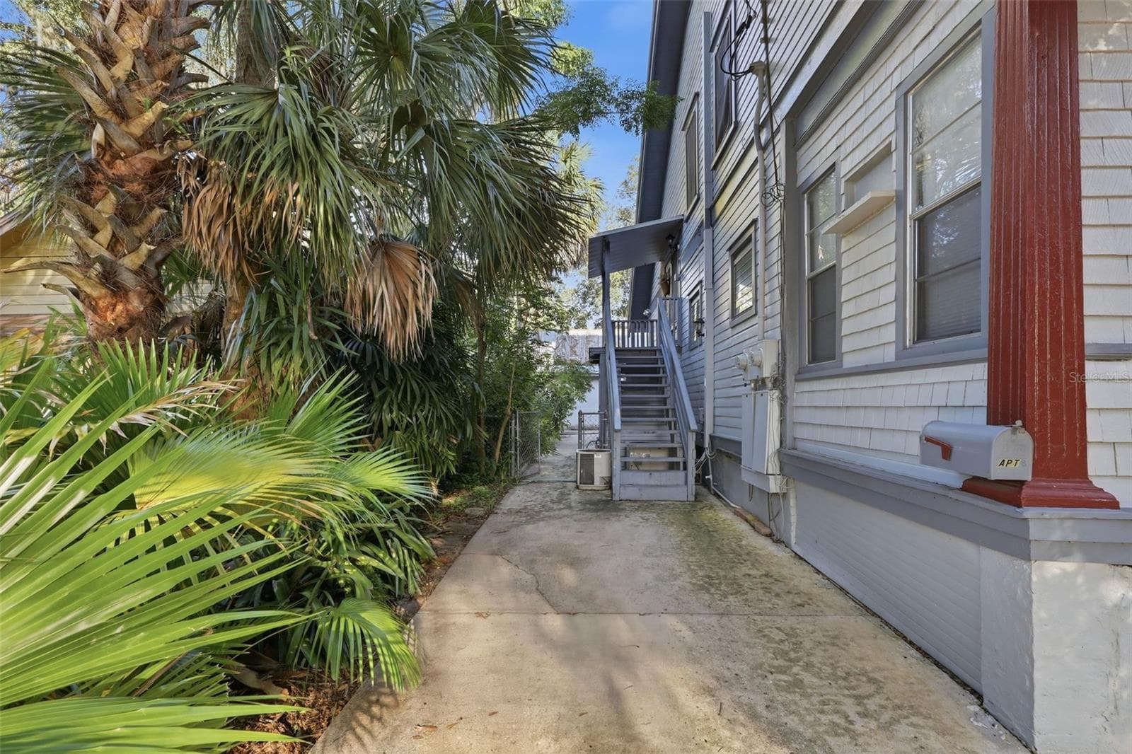 SEPARATE ENTRANCETO 2ND FLOOR UNIT - 235 N SANS SOUCI AVE, DELAND