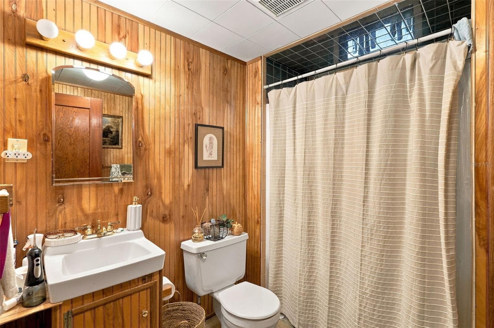 2ND FLOOR BATHROOM - 235 N SANS SOUCI AVE, DELAND
