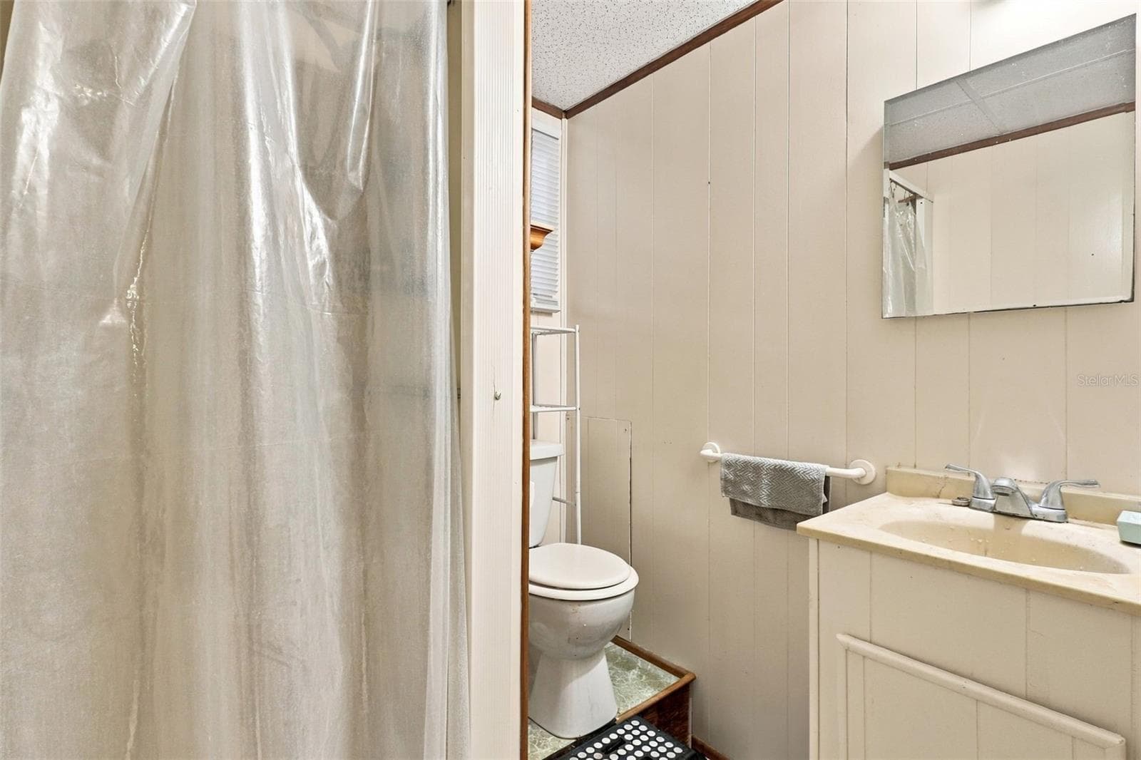 EFFICENCY BATHROOM - 235 N SANS SOUCI AVE, DELAND