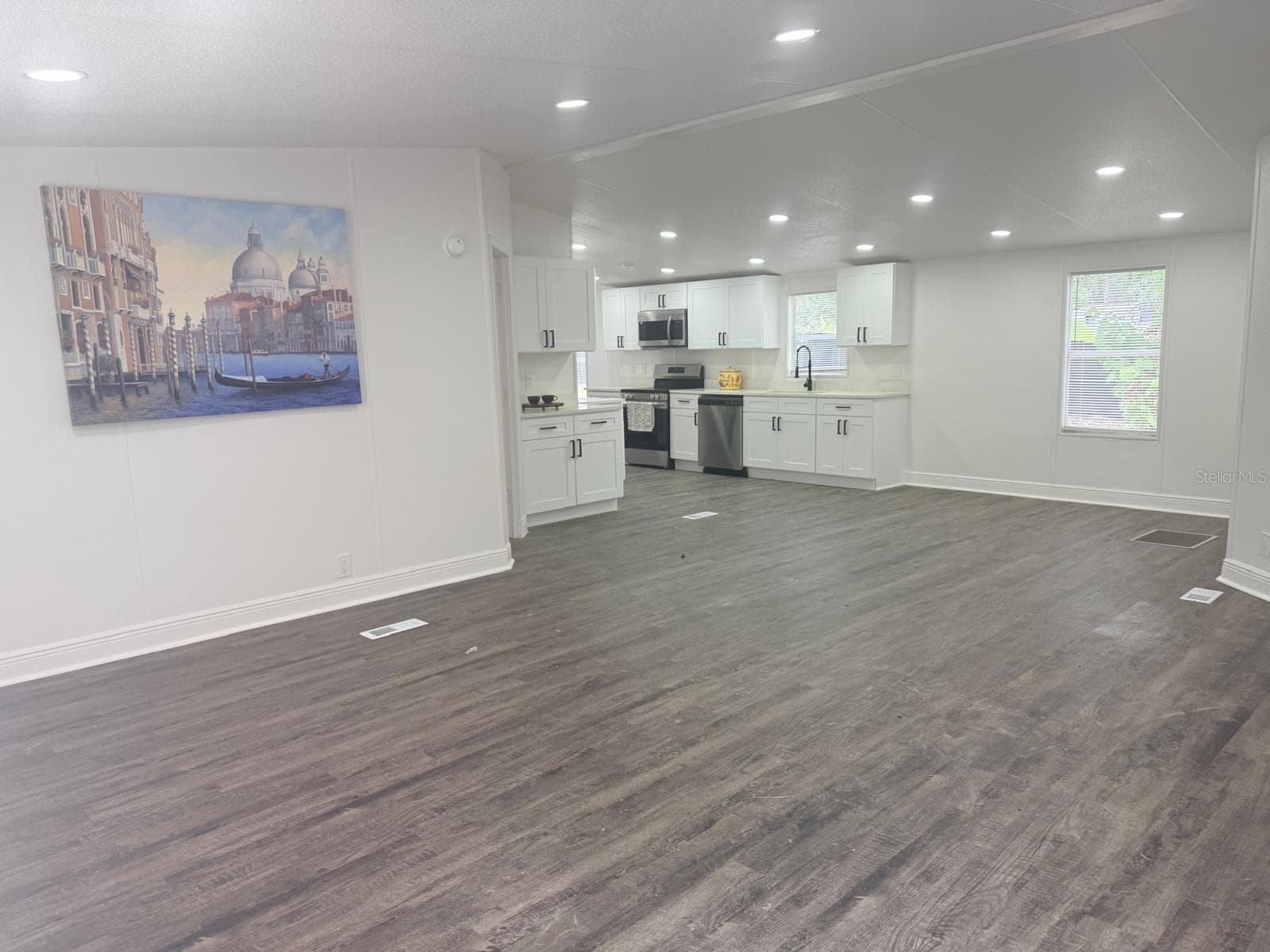 Manufactured Home at 15601 SW 95TH AVE, DUNNELLON, photo 4 of 25