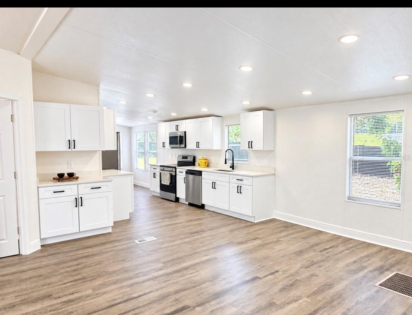 Manufactured Home at 15601 SW 95TH AVE, DUNNELLON, photo 6 of 25