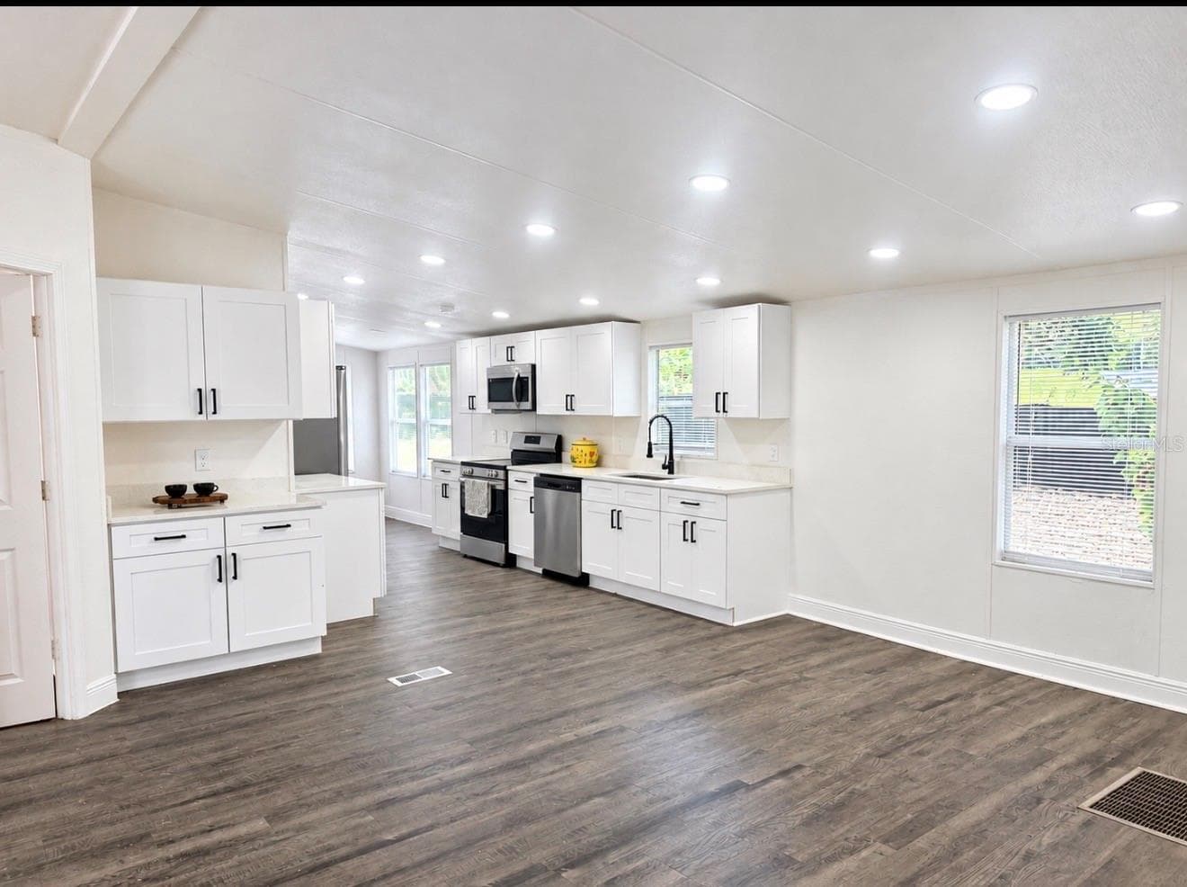 Manufactured Home at 15601 SW 95TH AVE, DUNNELLON, photo 9 of 25