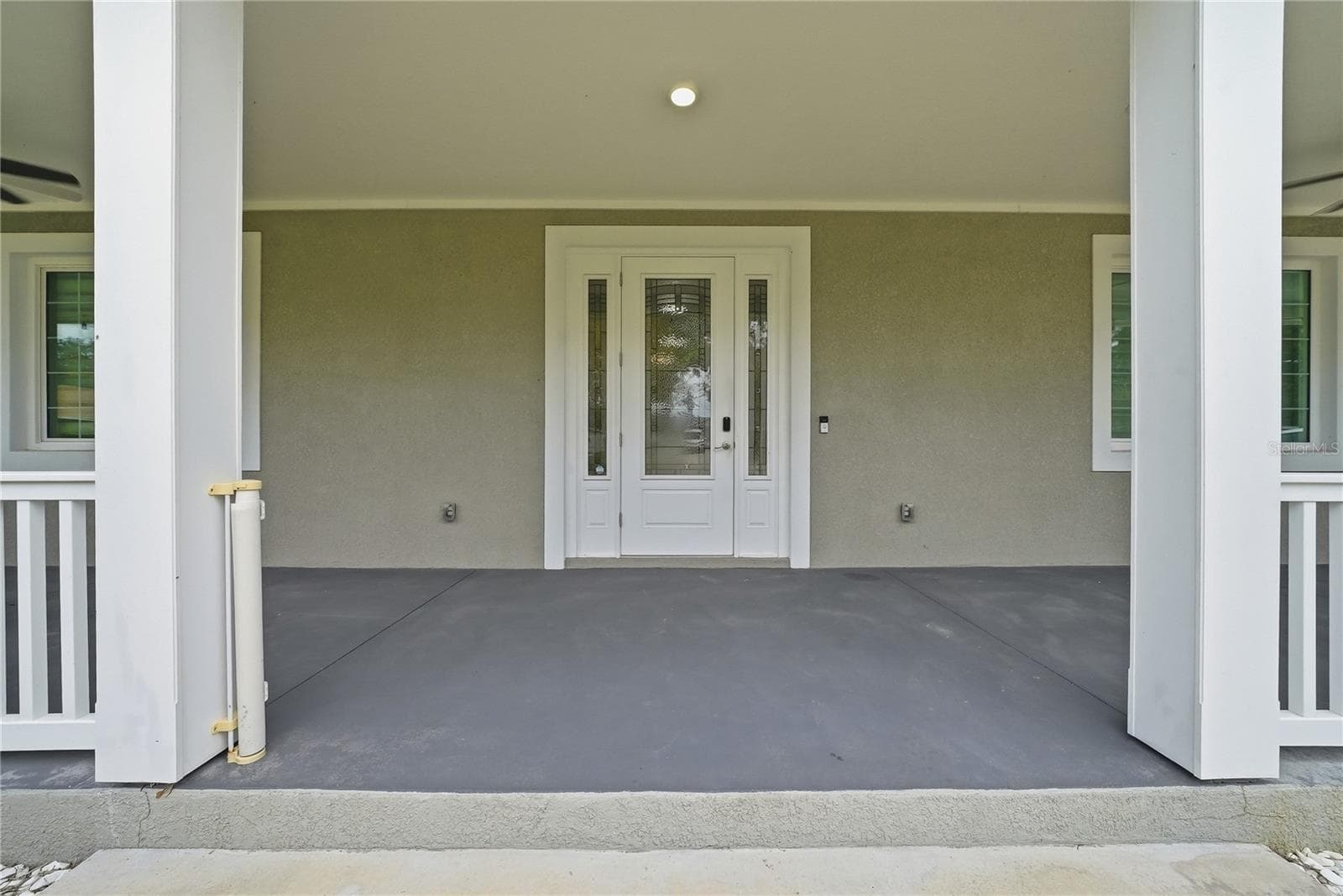 Covered porch / entry to enjoy your morning cup of coffee - 608 4TH ST SW, LARGO