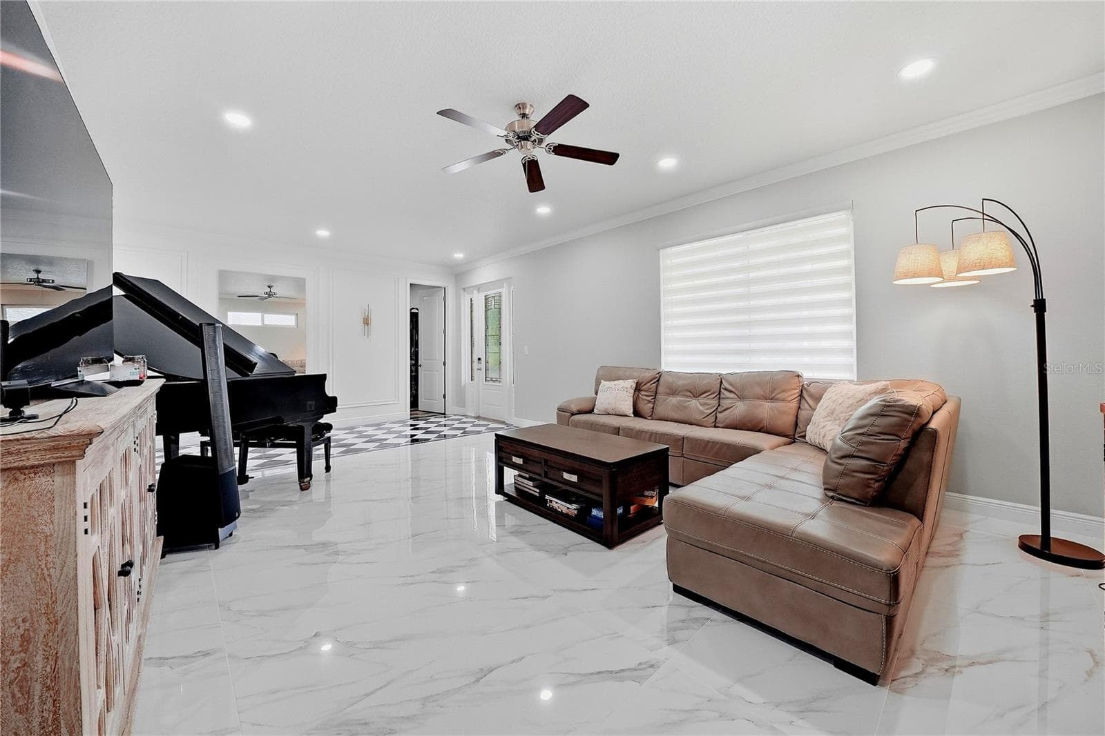 Living room - 608 4TH ST SW, LARGO