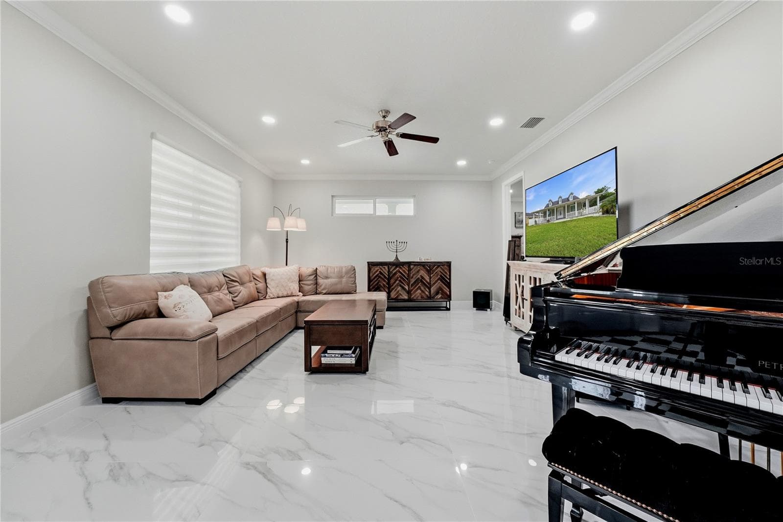 Living room view - 608 4TH ST SW, LARGO