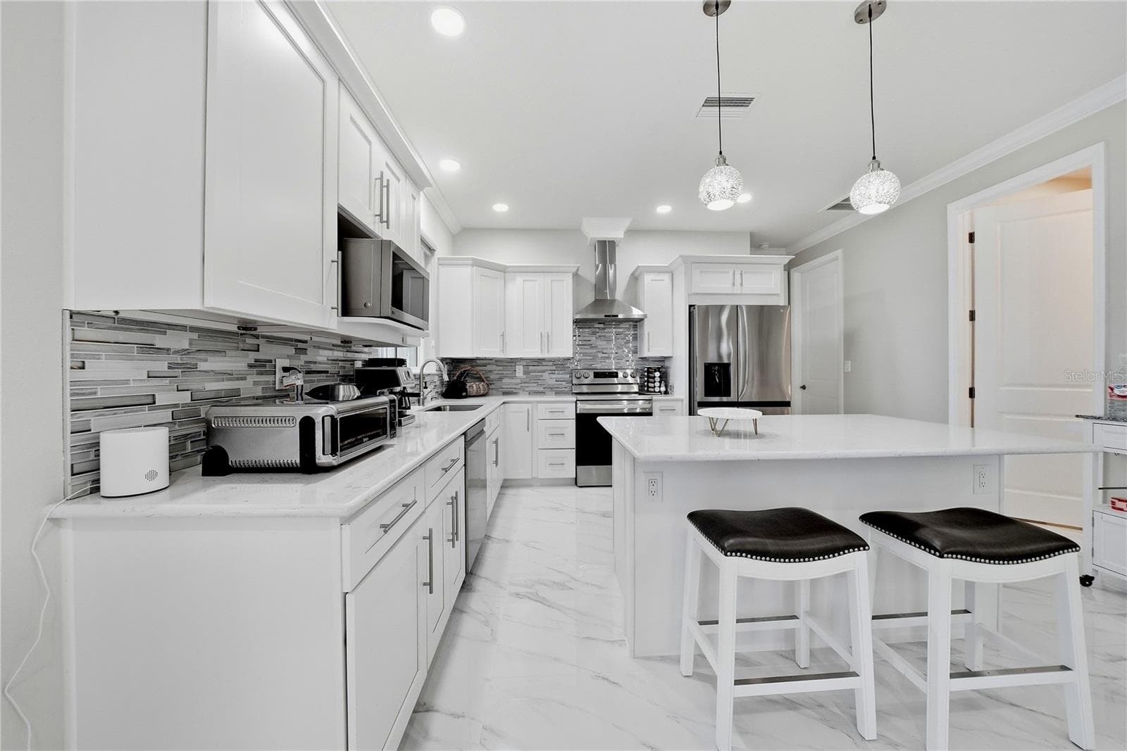 Kitchen / island seating - 608 4TH ST SW, LARGO