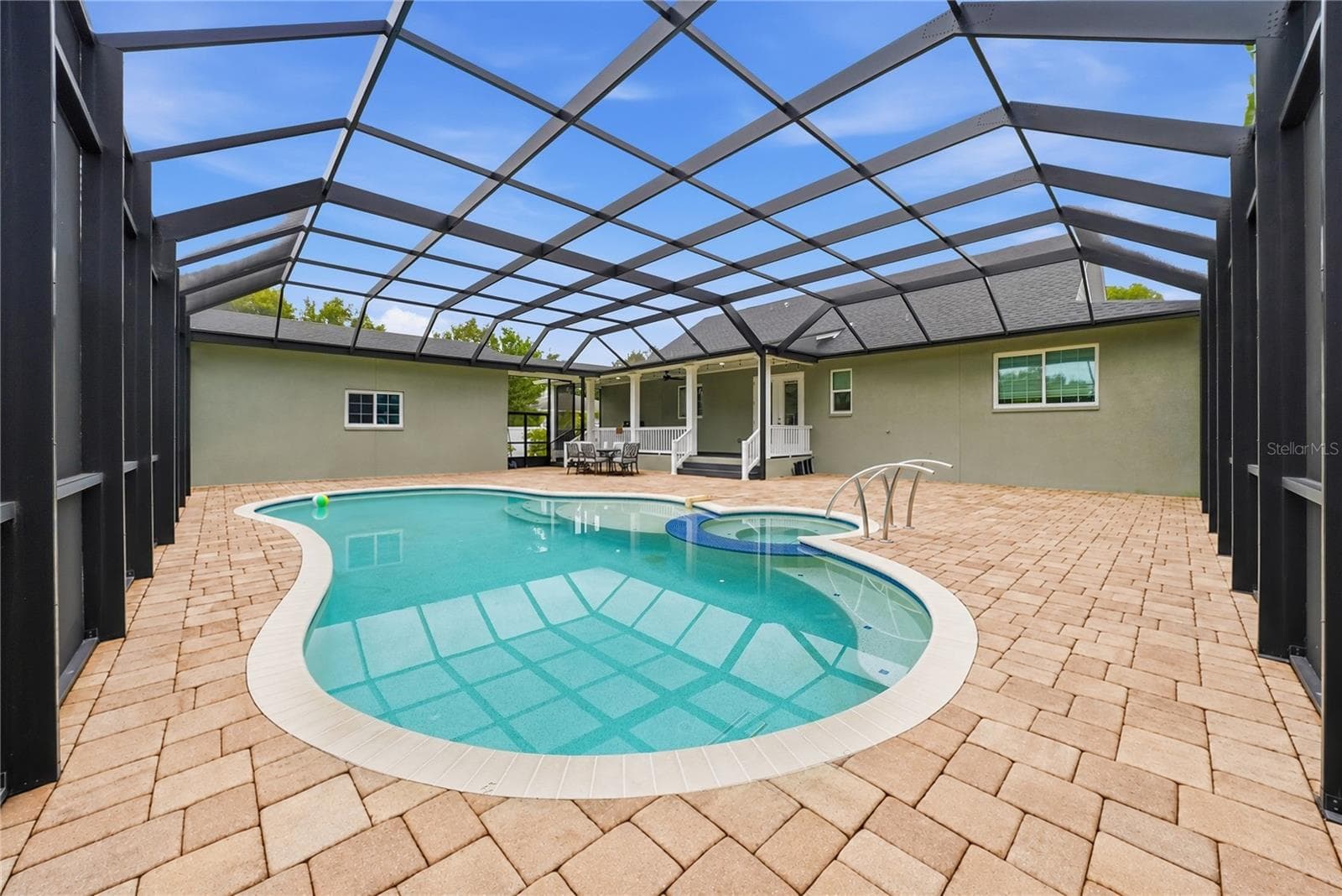 Screened-in salt water pool & lanai - 608 4TH ST SW, LARGO