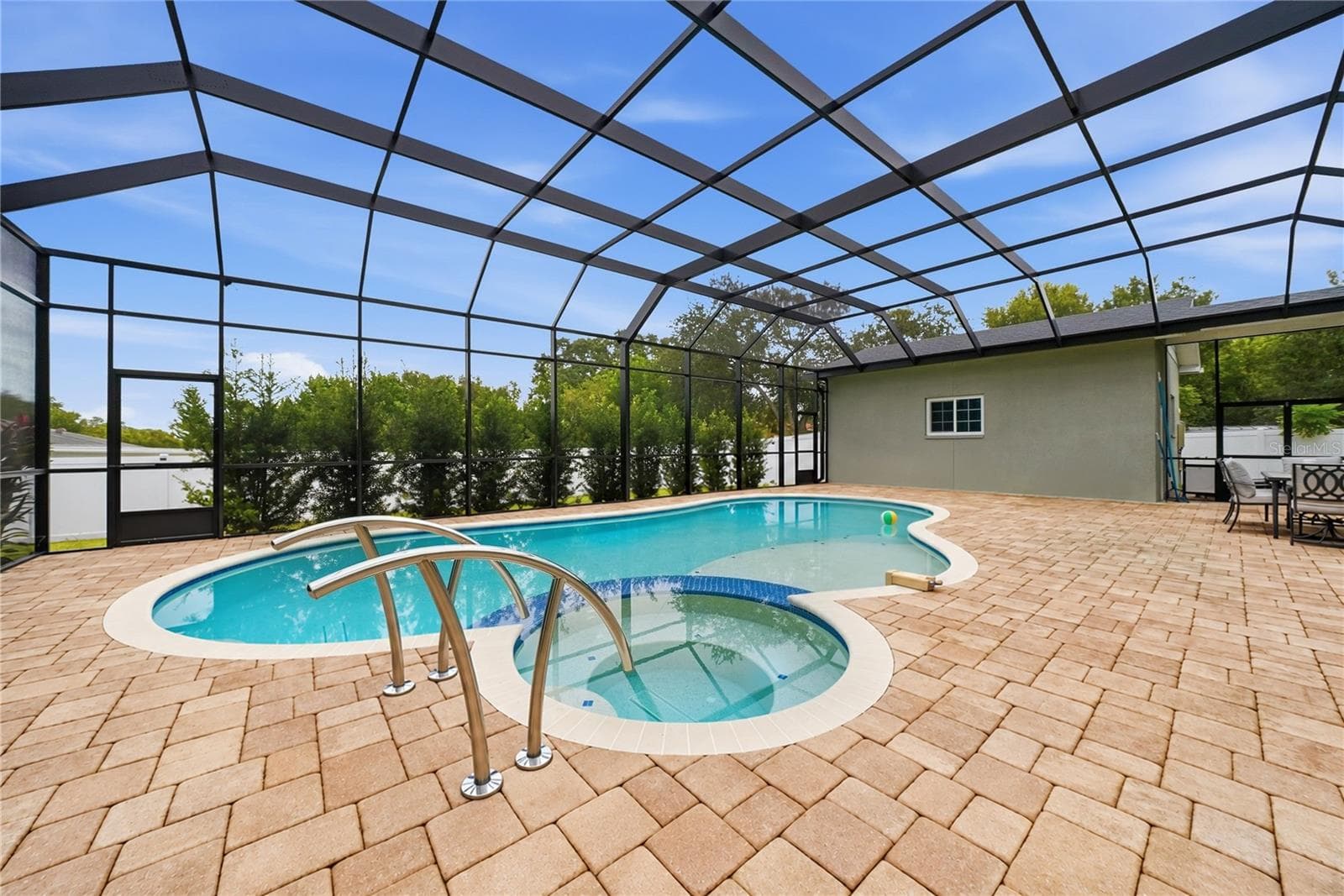 Screened pool with stunning paver deck - 608 4TH ST SW, LARGO