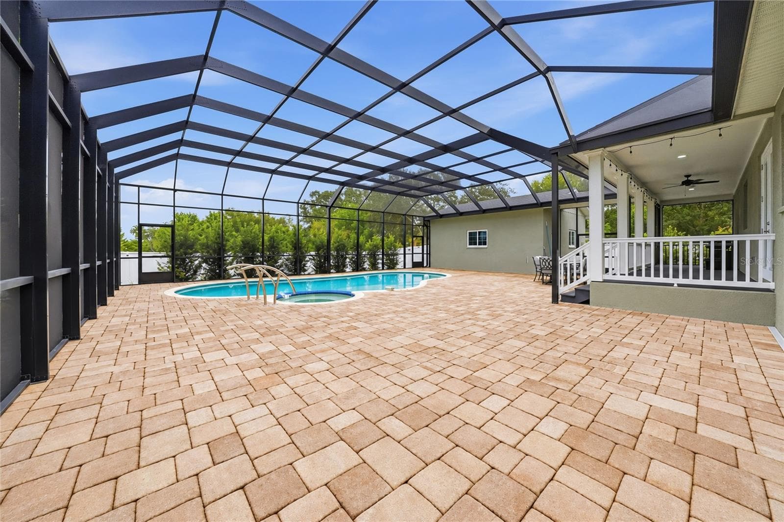 Stunning tiled paver deck & outdoor living area - 608 4TH ST SW, LARGO
