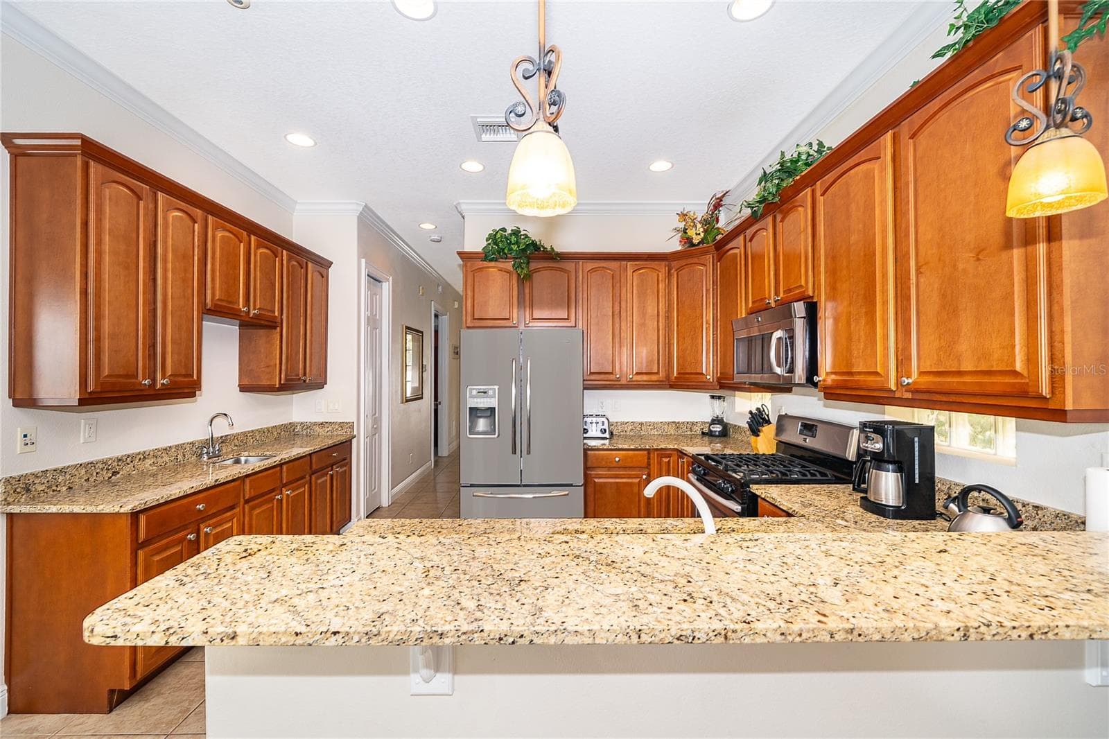 Kitchen offers wet bar - 7513 EXCITEMENT DR, KISSIMMEE