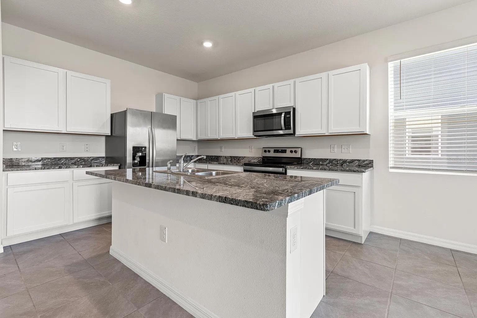Townhouse at 34230 REDWOOD DAWN LN, WESLEY CHAPEL, photo 11 of 35