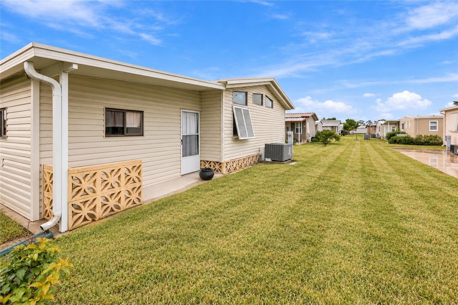 Manufactured Home at 266 CAMELOT DR, NOKOMIS, photo 4 of 40
