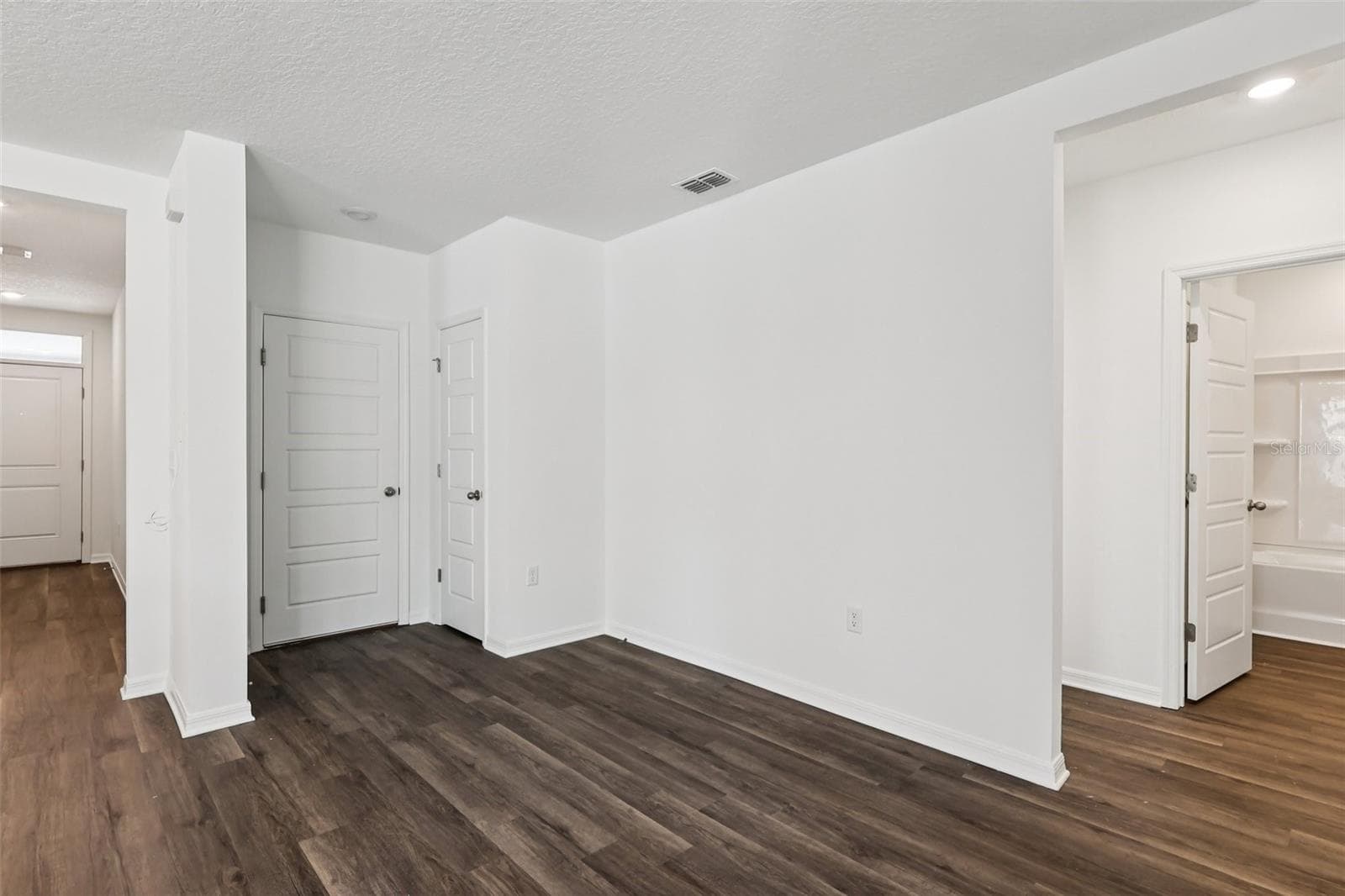 Single Family Residence at 1799 GRANDIOSE DR, LAKE HAMILTON, photo 6 of 32