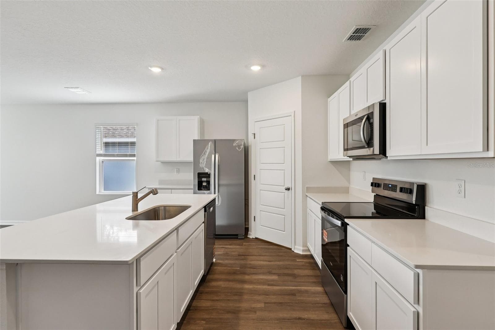 Single Family Residence at 1799 GRANDIOSE DR, LAKE HAMILTON, photo 9 of 32
