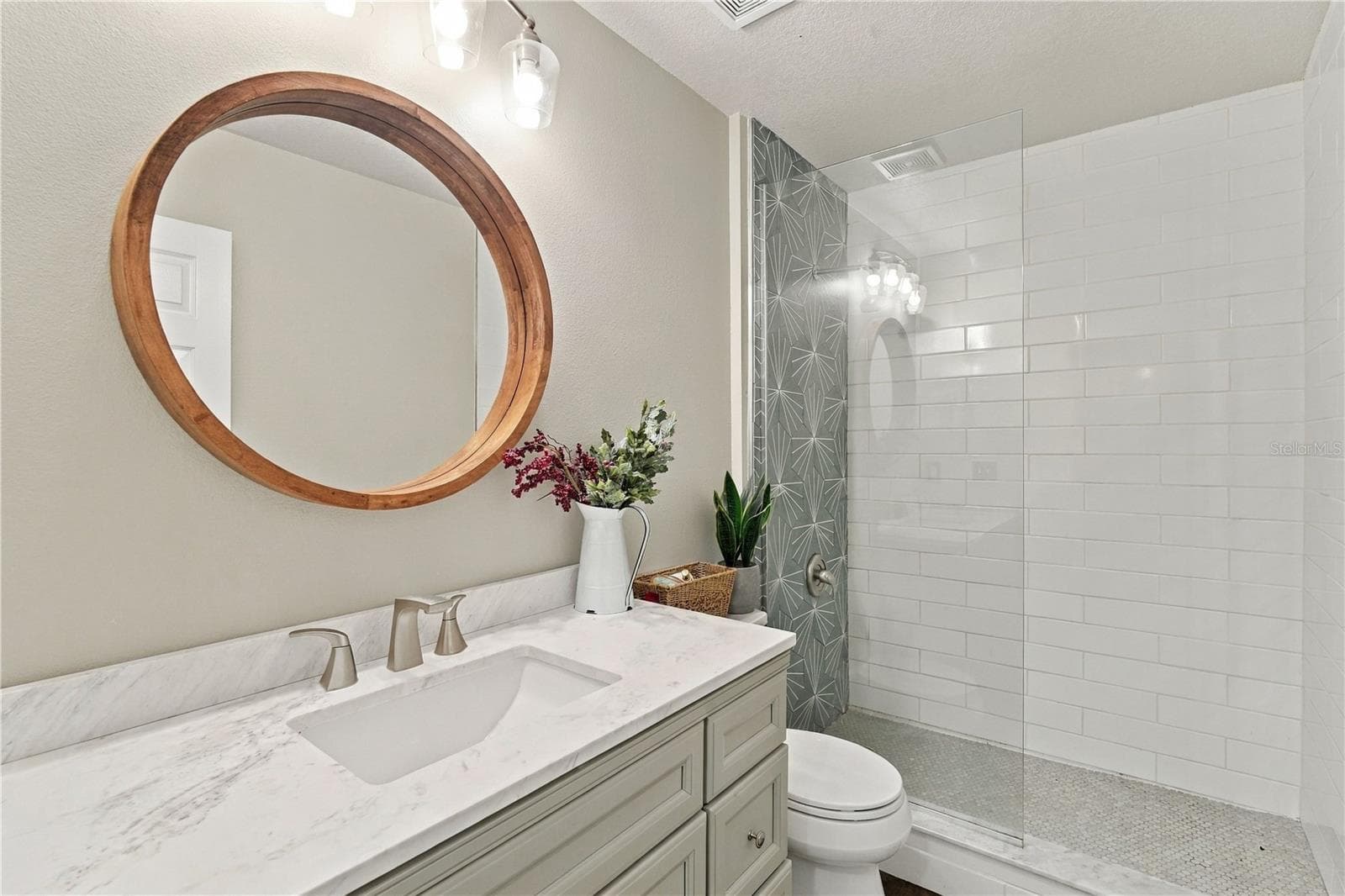 Hall bath - 210 CITATION AVE, DELTONA