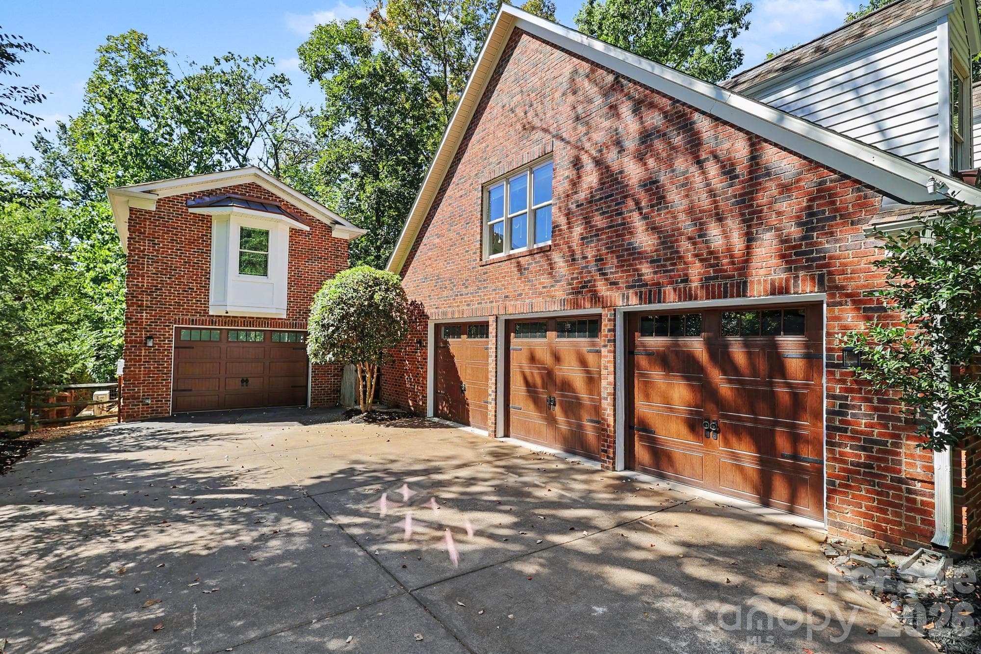 An attached 3 car garage and beautiful ADU- 1 car bay with car lift and full apartment above - 4320 Town And Country Drive, Charlotte