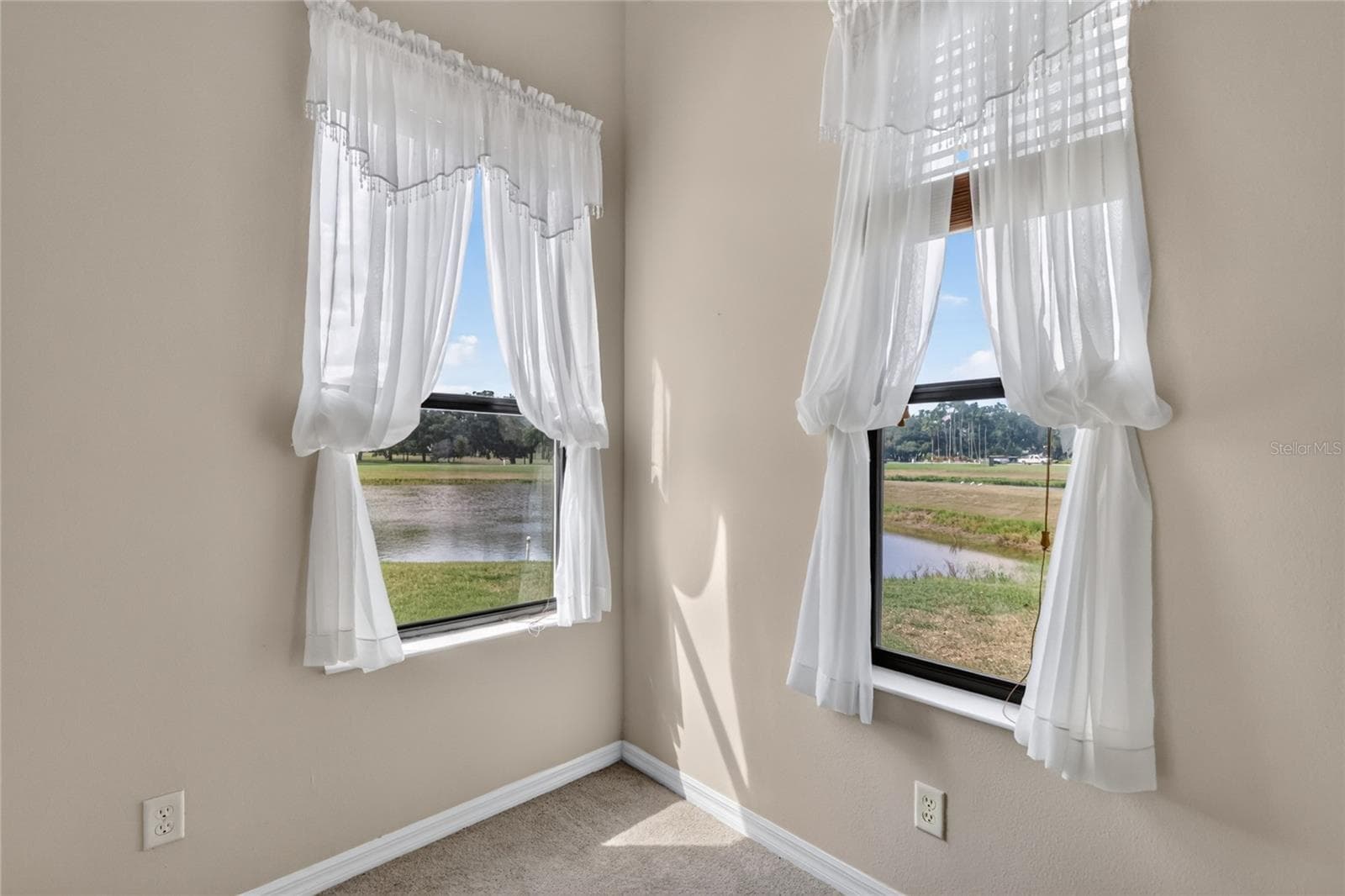 Lots of light - 26717 WETLANDS WAY, LEESBURG