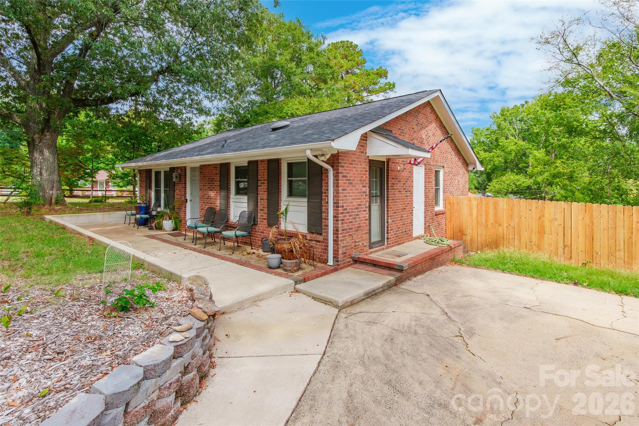 Single Family Residence at 1109 Pinewood Road, Rock Hill, photo 2 of 29