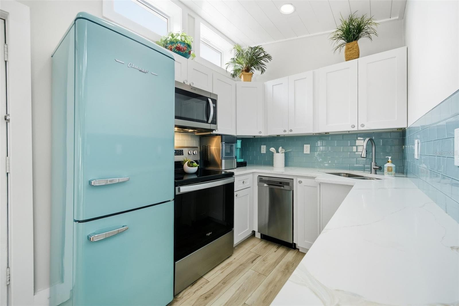 Stylish kitchen with quartz countertops - 5837 TENNESSEE AVE, NEW PORT RICHEY