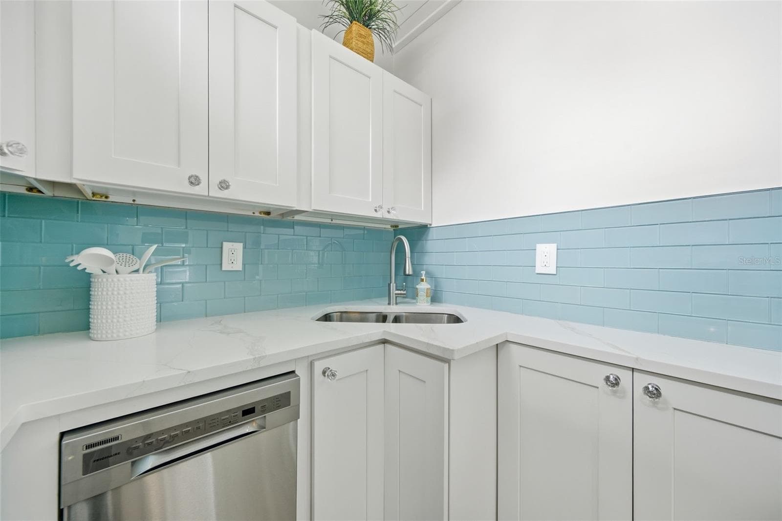 Shaker cabinets, dishwasher and seaglass backsplash - 5837 TENNESSEE AVE, NEW PORT RICHEY
