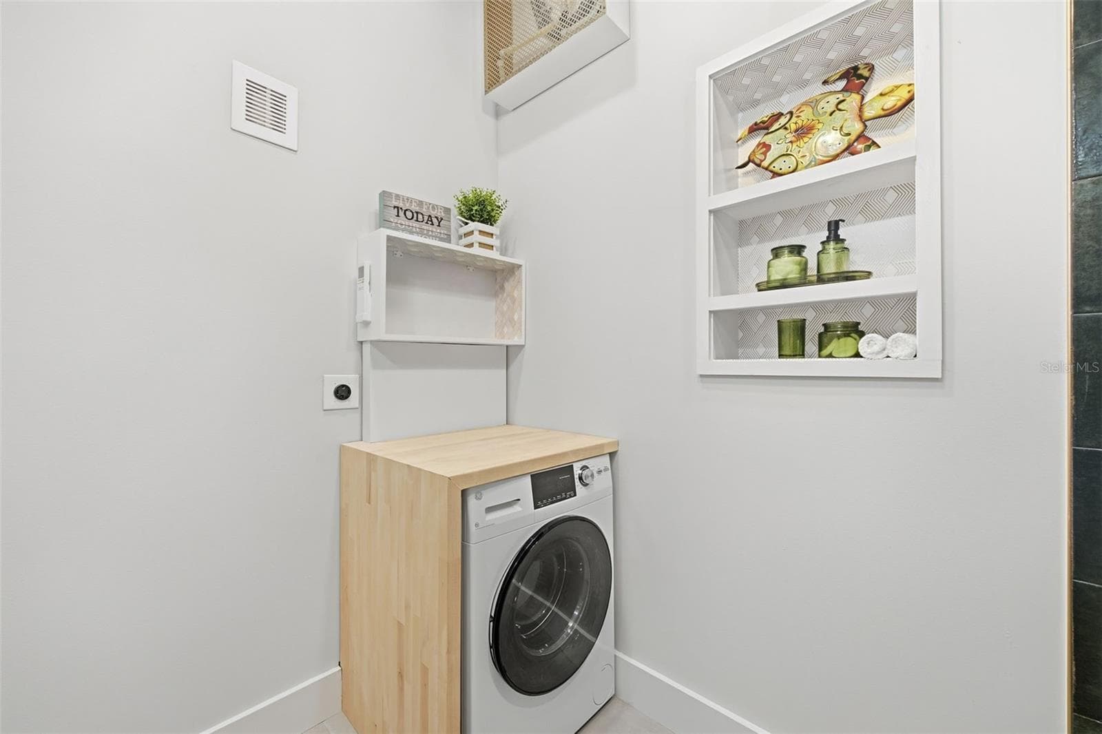 Convenient all-in-one washer/dryer - 5837 TENNESSEE AVE, NEW PORT RICHEY
