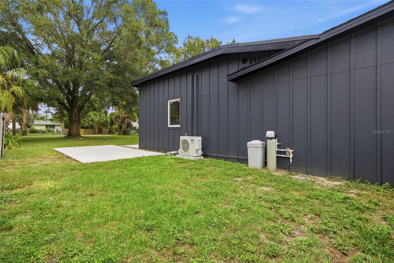 Generous side yard-additional outdoor space-features water softener - 5837 TENNESSEE AVE, NEW PORT RICHEY