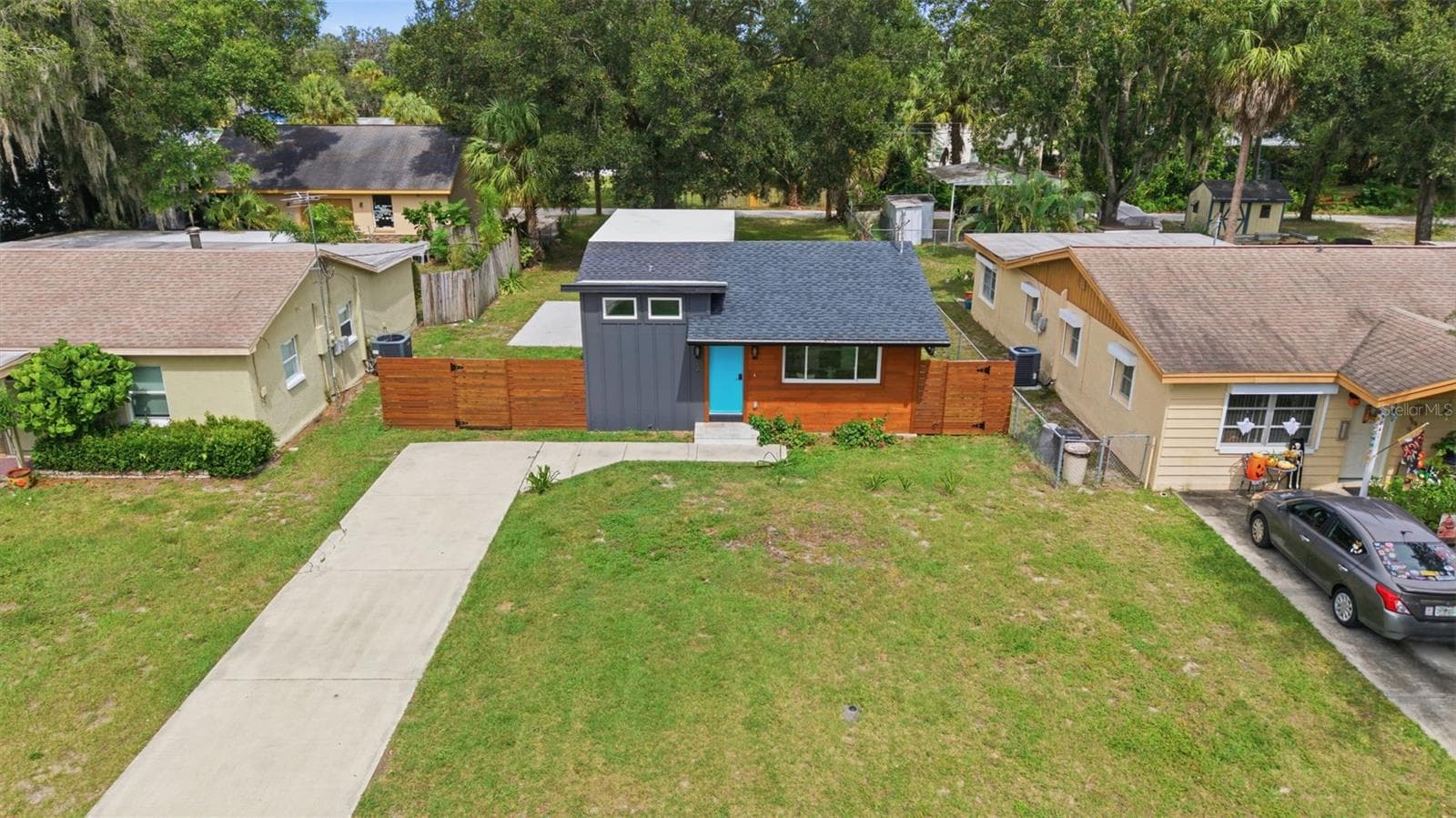 Long front driveway-abundant off-street parking for multiple vehicles - 5837 TENNESSEE AVE, NEW PORT RICHEY