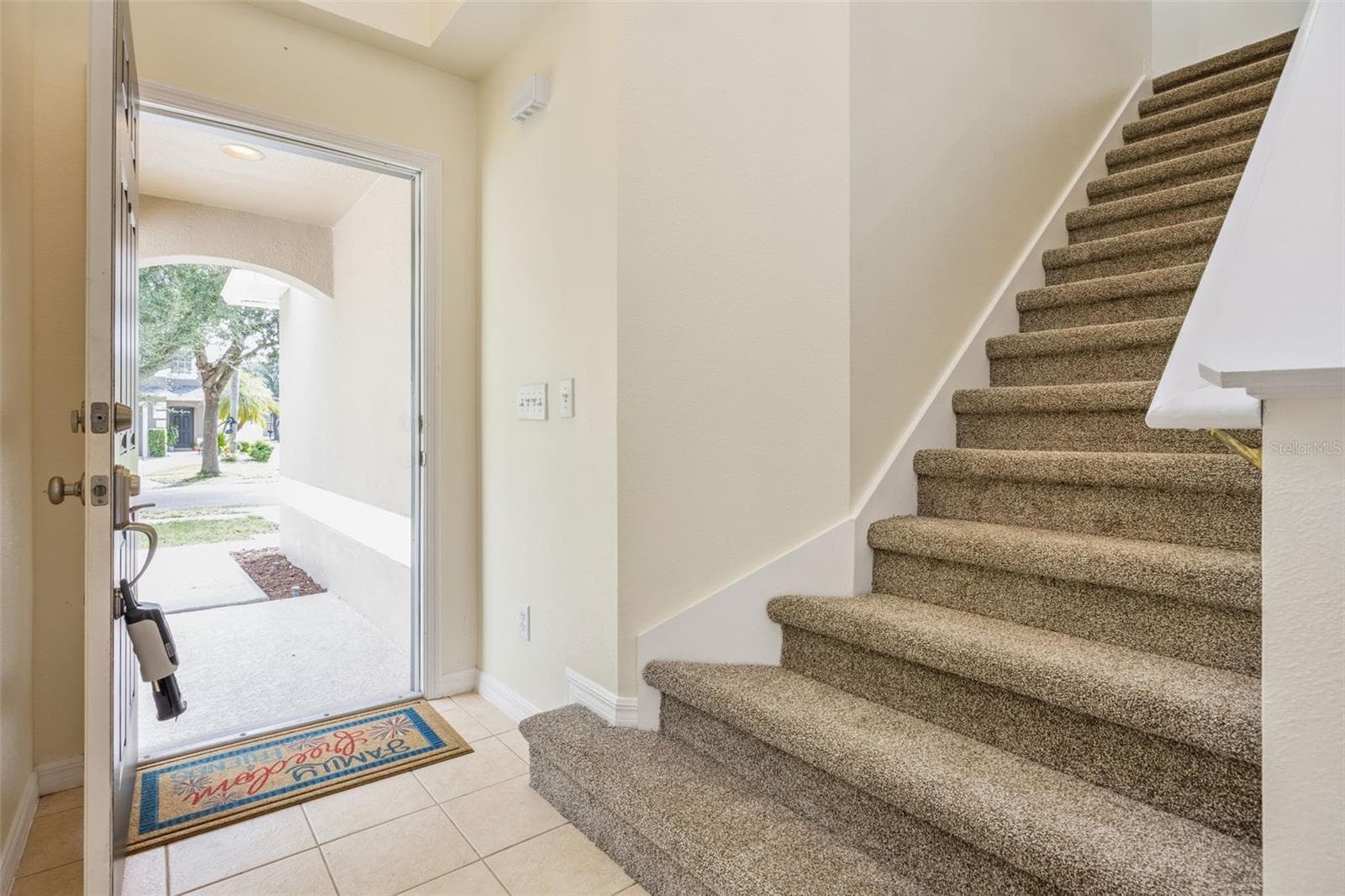 Foyer (4'2" x 7'11") with staircase to the second floor - 2020 PORTCASTLE CIR, WINTER GARDEN