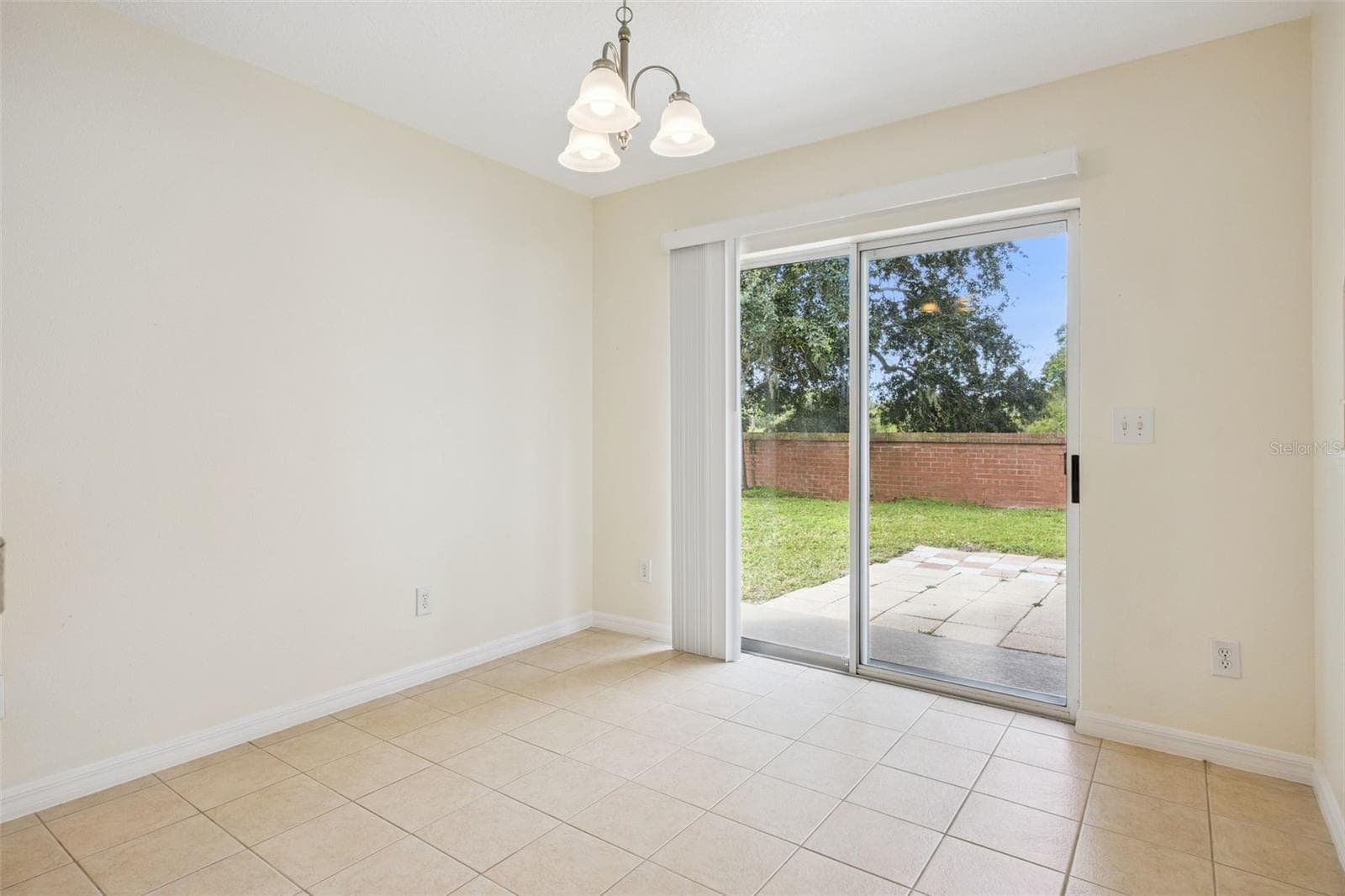 Breakfast nook (9'11" x 10'2") with sliding glass door to the patio - 2020 PORTCASTLE CIR, WINTER GARDEN