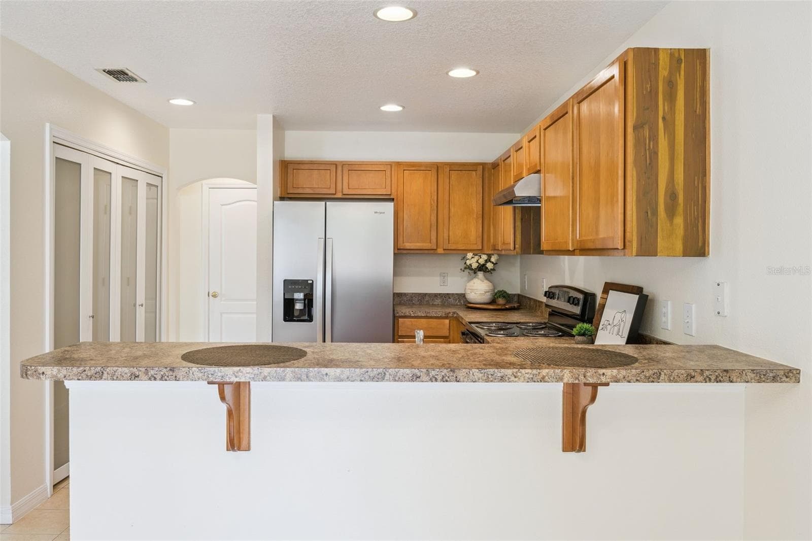 Kitchen (9'11" x 11'3") with breakfast bar and pantry - 2020 PORTCASTLE CIR, WINTER GARDEN