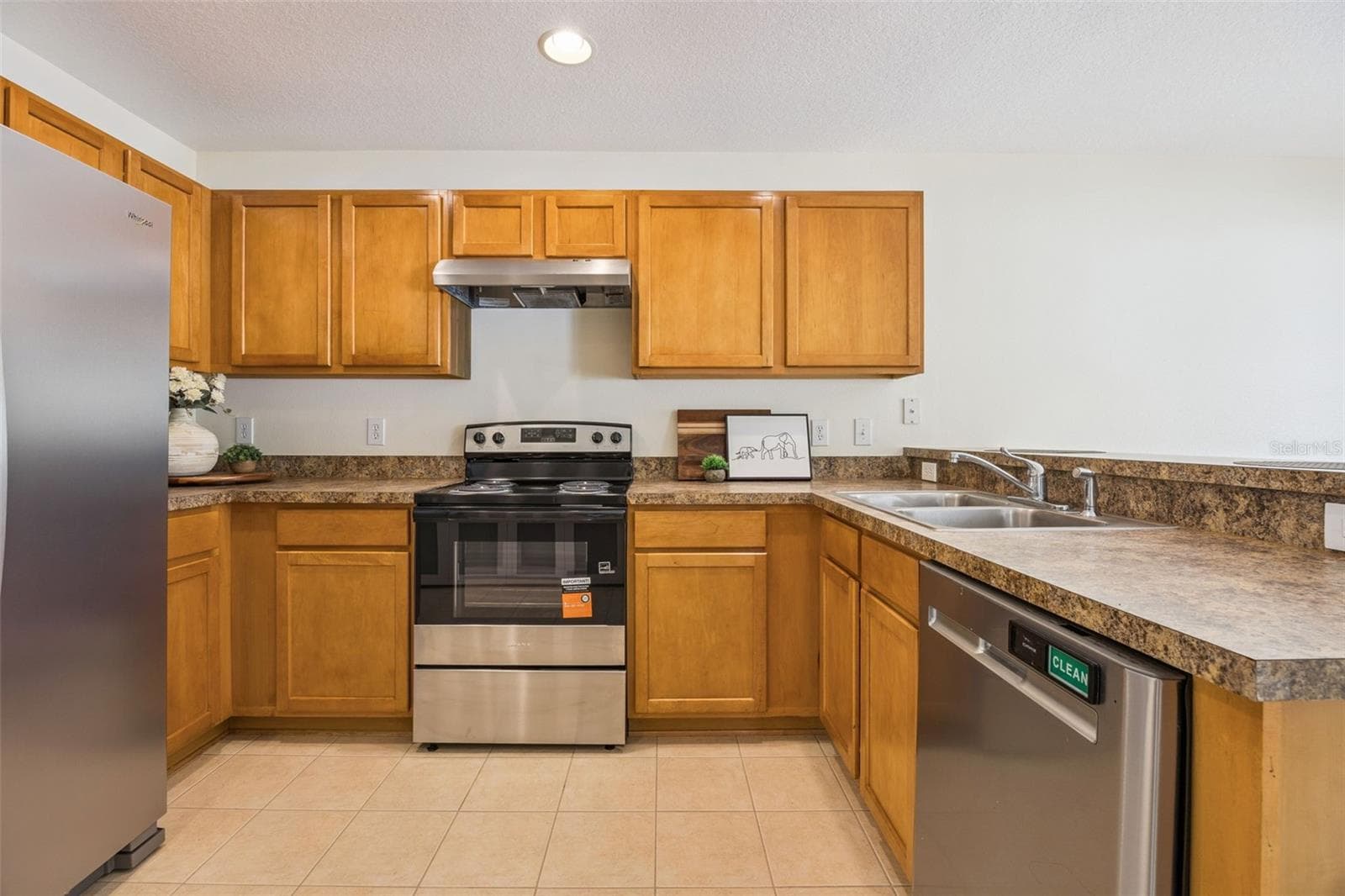 Kitchen with new refrigerator, range and range hood - 2020 PORTCASTLE CIR, WINTER GARDEN