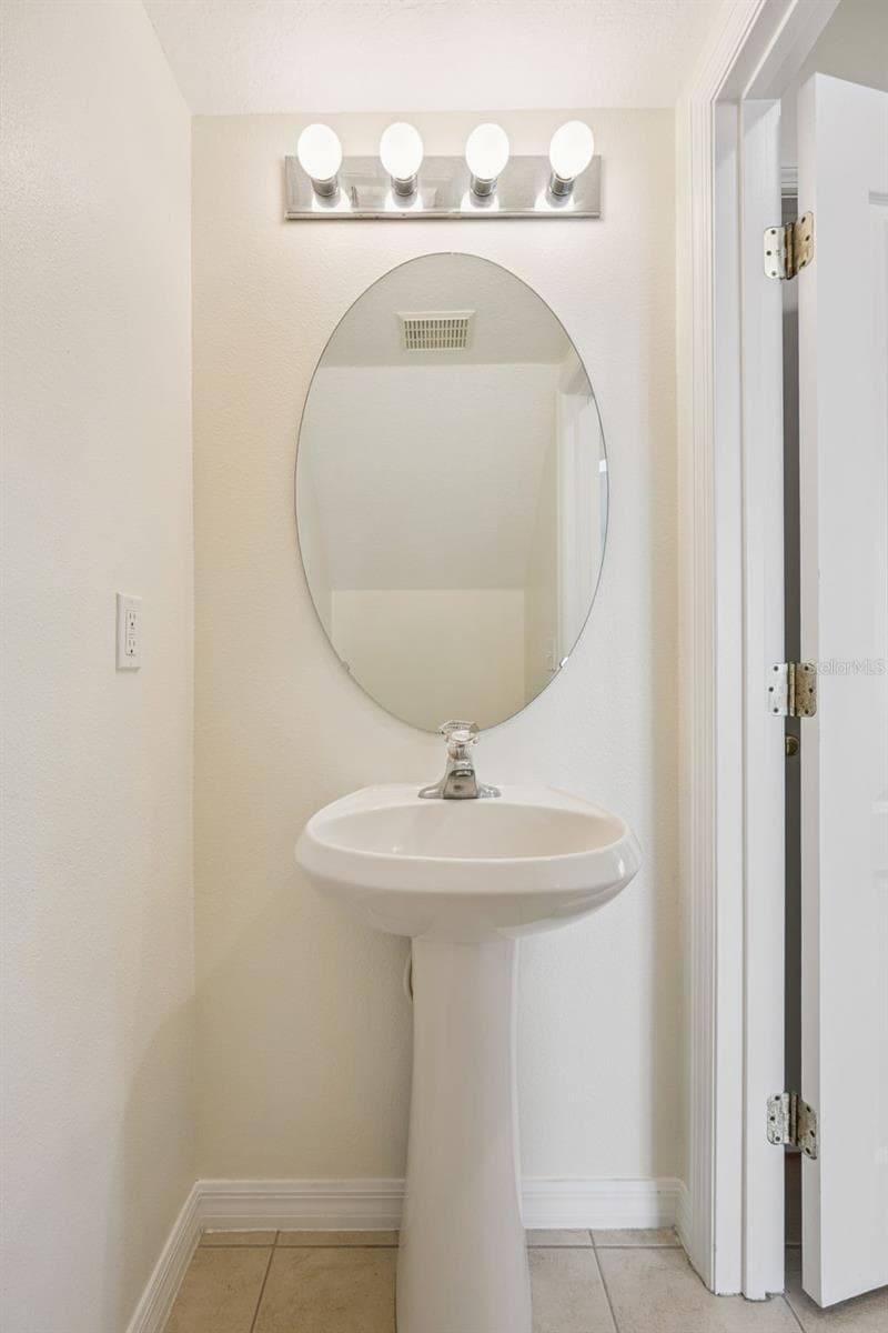 Half bath, first floor - 2020 PORTCASTLE CIR, WINTER GARDEN