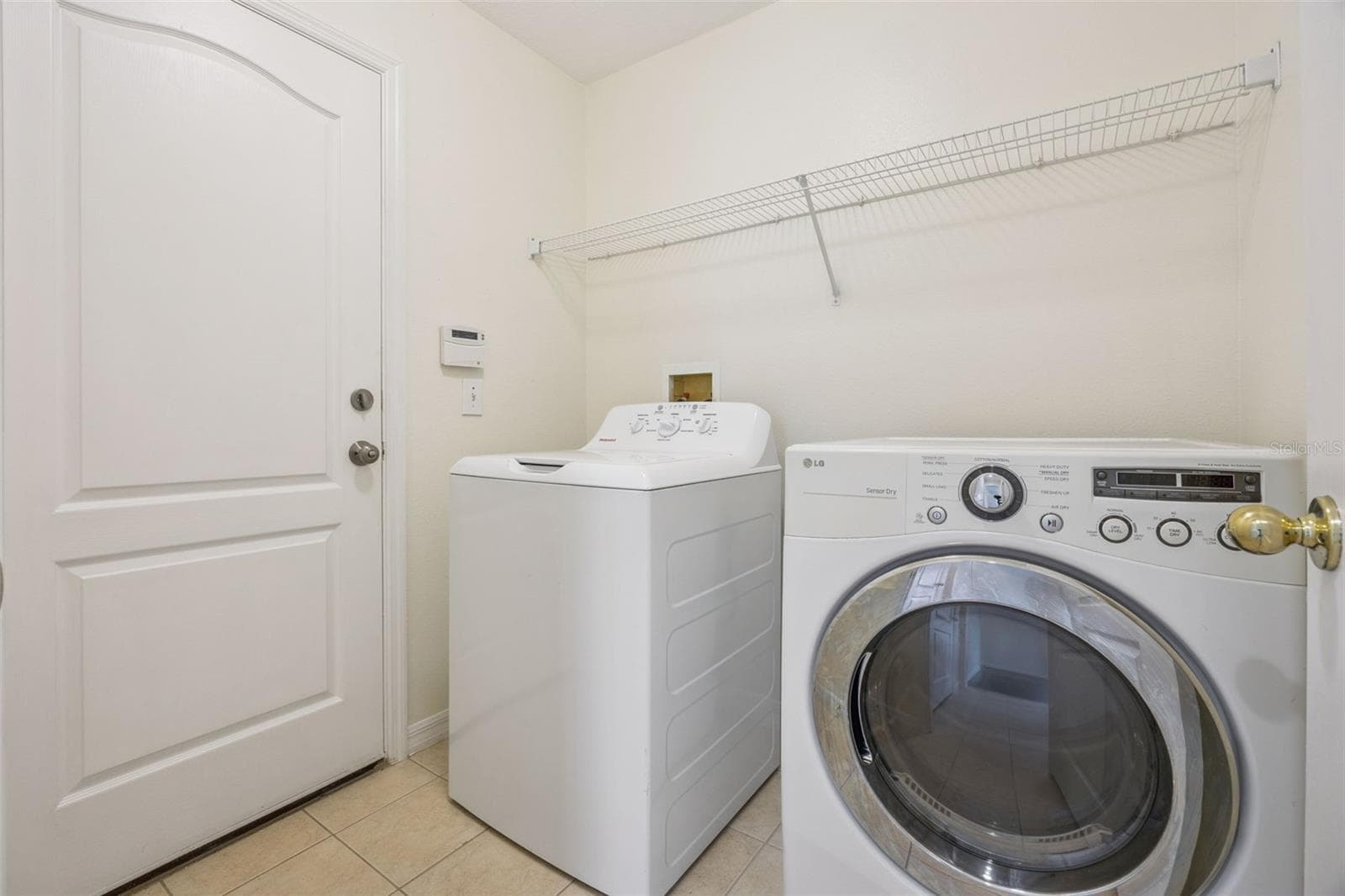 Laundry room (6'2" x 6'8") with washer, dryer and new wire shelving - 2020 PORTCASTLE CIR, WINTER GARDEN