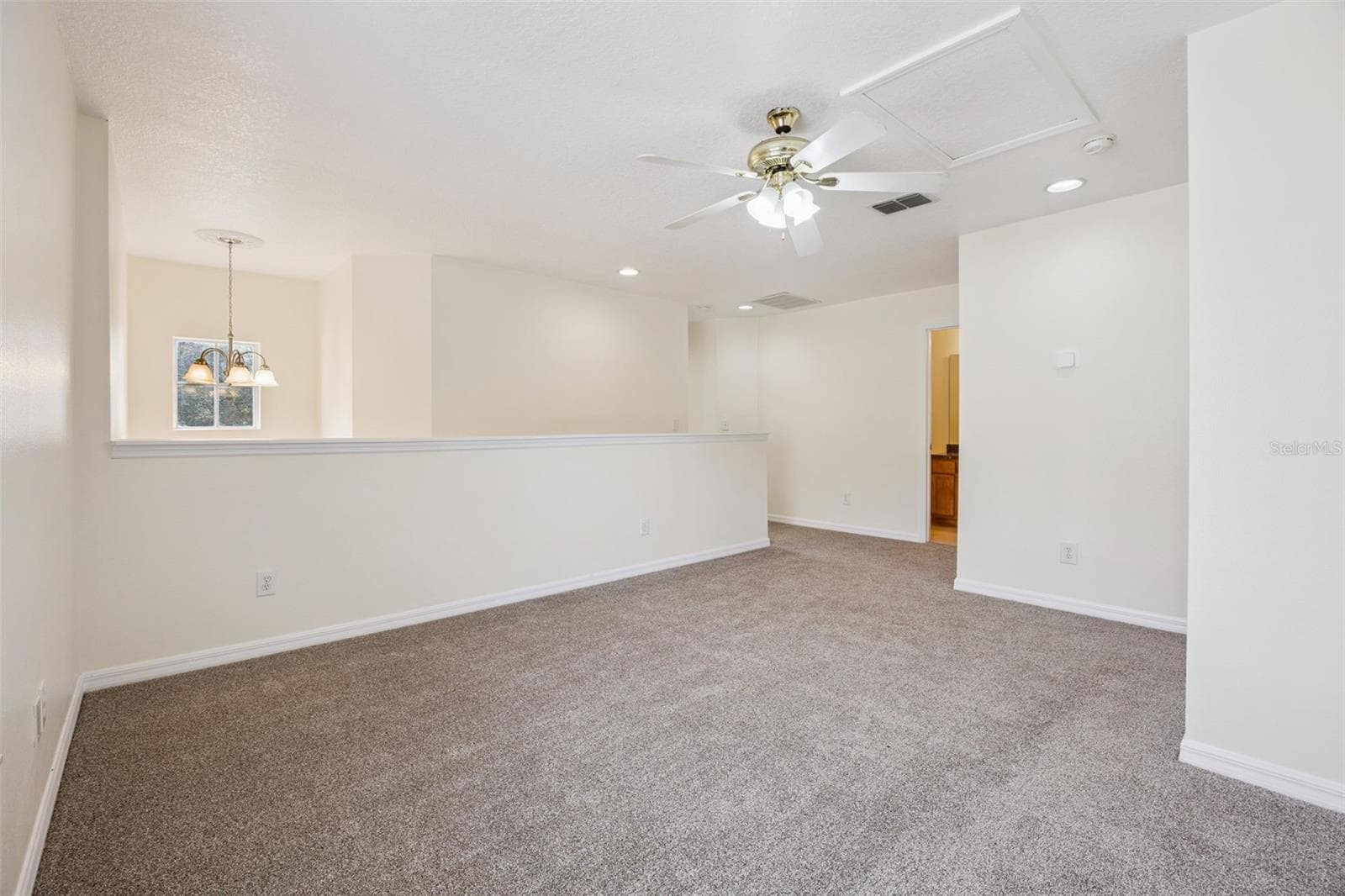 Second-floor loft (18'9" x 12'6") with new carpet - 2020 PORTCASTLE CIR, WINTER GARDEN