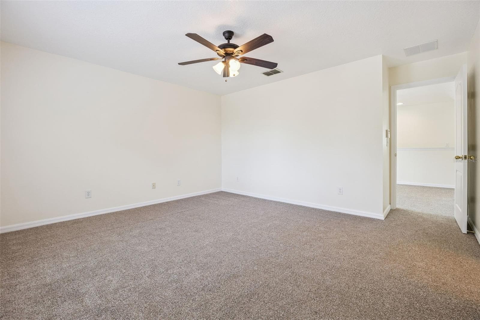 Primary bedroom (14'4" x 15'3") - 2020 PORTCASTLE CIR, WINTER GARDEN