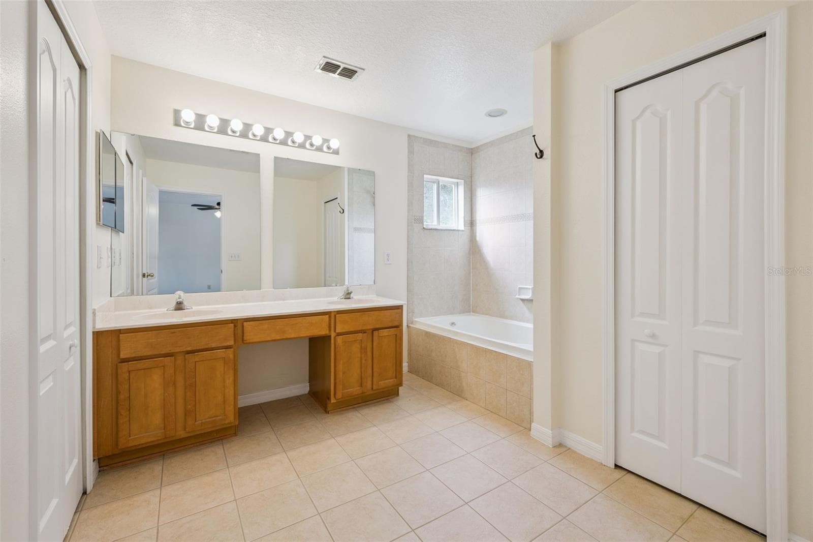 Primary bath (9'7" x 10'7") with dual sinks, vanity and garden tub - 2020 PORTCASTLE CIR, WINTER GARDEN