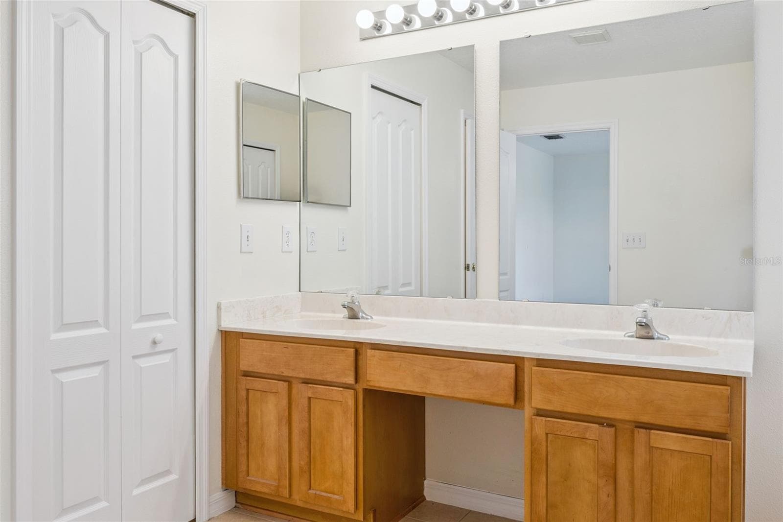 Primary bath looking toward the walk-in closet - 2020 PORTCASTLE CIR, WINTER GARDEN