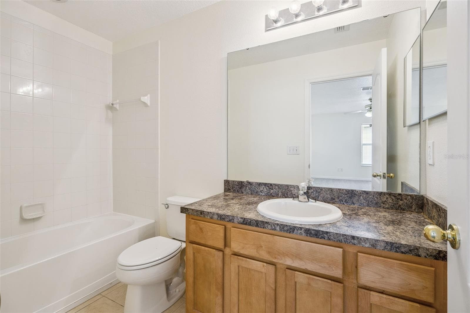Second-floor hall bath (5'2" x 9'2") with tub/shower - 2020 PORTCASTLE CIR, WINTER GARDEN
