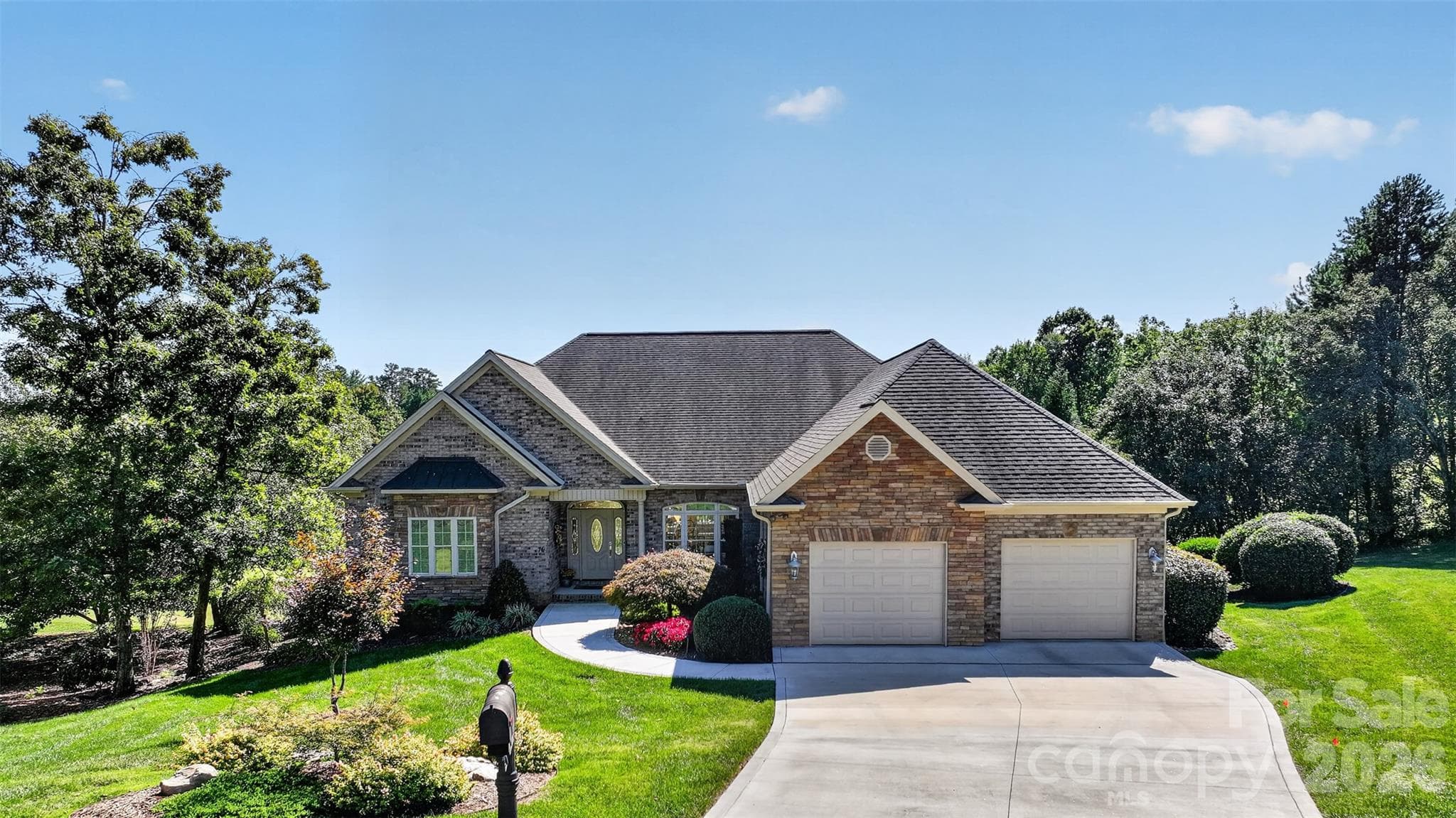 Single Family Residence at 76 Divot Court, Hickory, photo 4 of 48