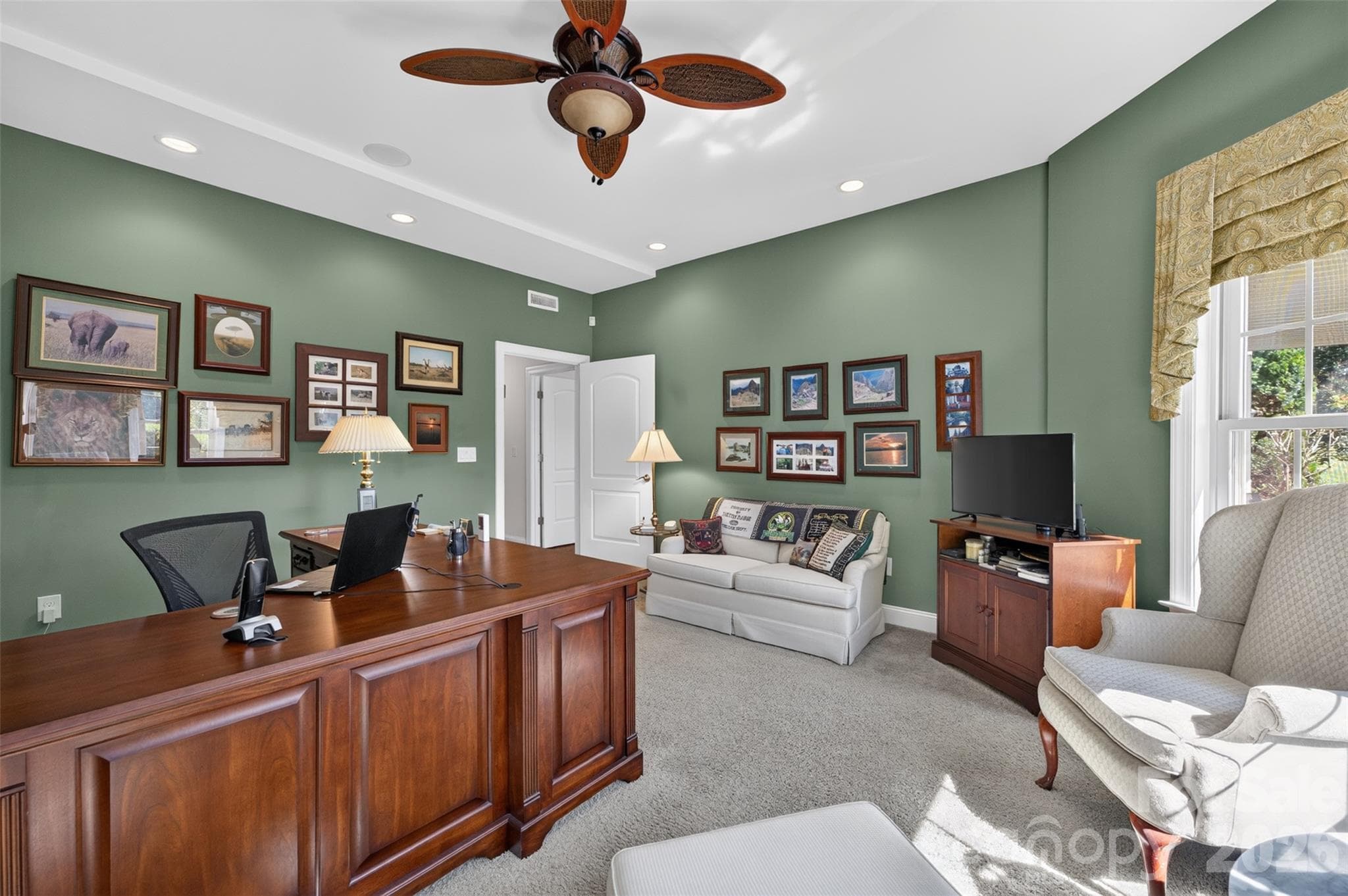 Single Family Residence at 76 Divot Court, Hickory, photo 35 of 48