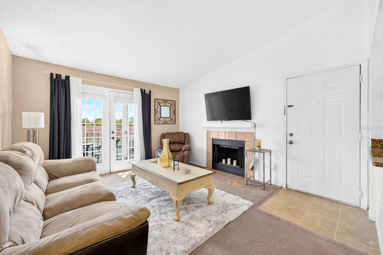 Step inside and you'll immediately appreciate the high ceilings and OPEN FLOOR PLAN. - 2550 N ALAFAYA TRL #6303, ORLANDO