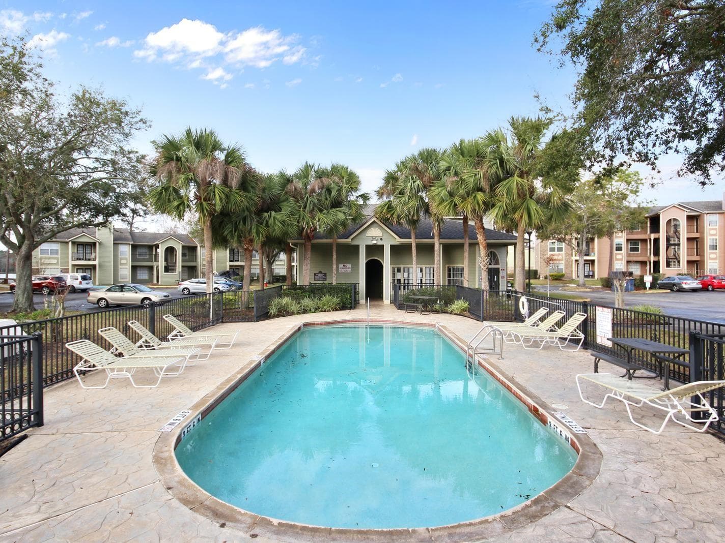 Residents enjoy TWO SWIMMING POOLS, A CLUBHOUSE, FITNESS CENTER, and INDOOR RACQUETBALL COURT. - 2550 N ALAFAYA TRL #6303, ORLANDO