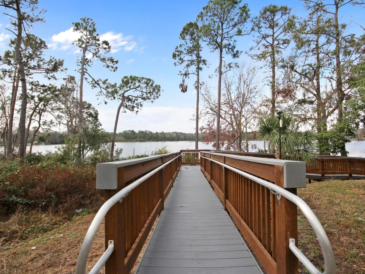 Spend a relaxing afternoon fishing, take a short nature walk around the community or find a PEACEFUL SPOT along the water to WATCH THE SUNSET. - 2550 N ALAFAYA TRL #6303, ORLANDO