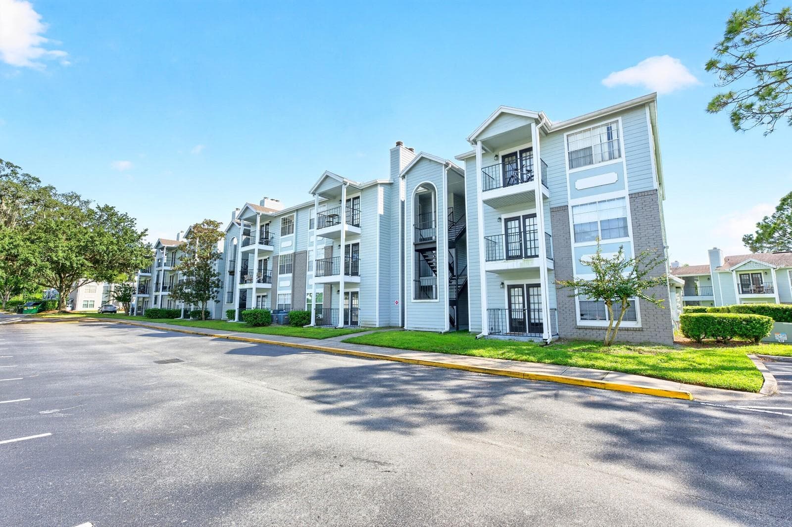 With its comfortable living spaces, CONVENIENT LOCATION and excellent INVESTMENT POTENTIAL, this Waterford Landing condo provides an EXCEPTIONAL OPPORTUNITY in East Orlando. - 2550 N ALAFAYA TRL #6303, ORLANDO