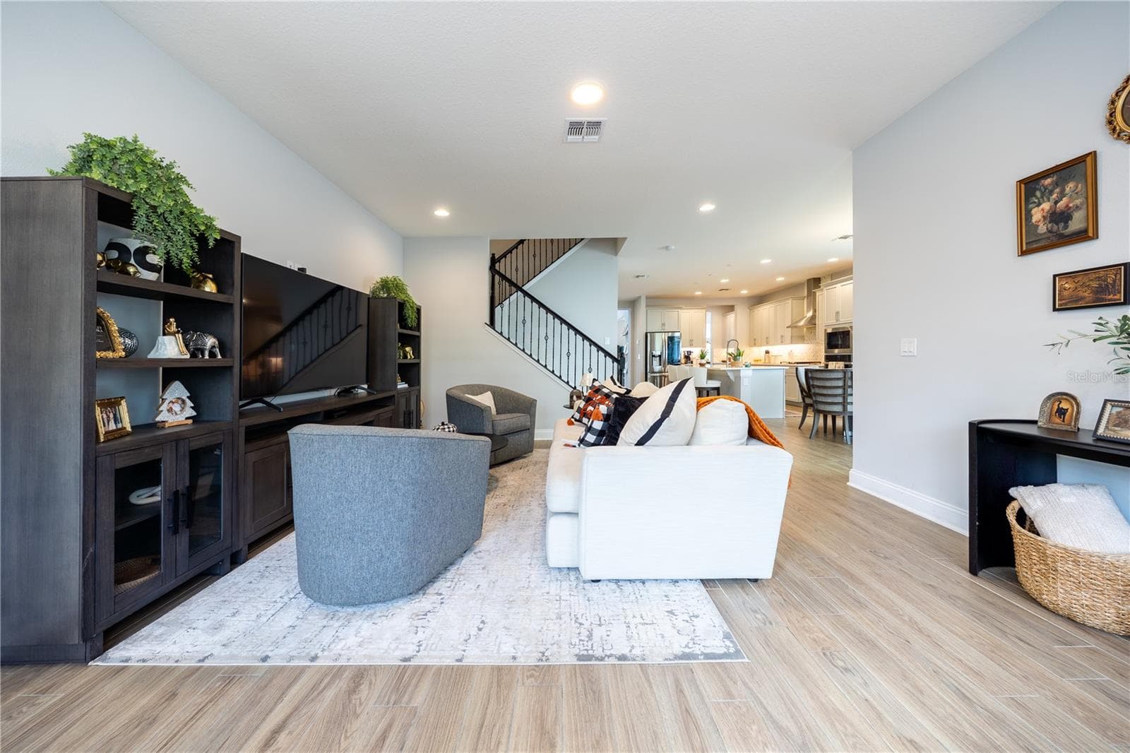 Inviting living room flowing seamlessly into the kitchen and breakfast area, ideal for entertaining. - 1316 SOUTHERN SUN DRIVE, OAKLAND