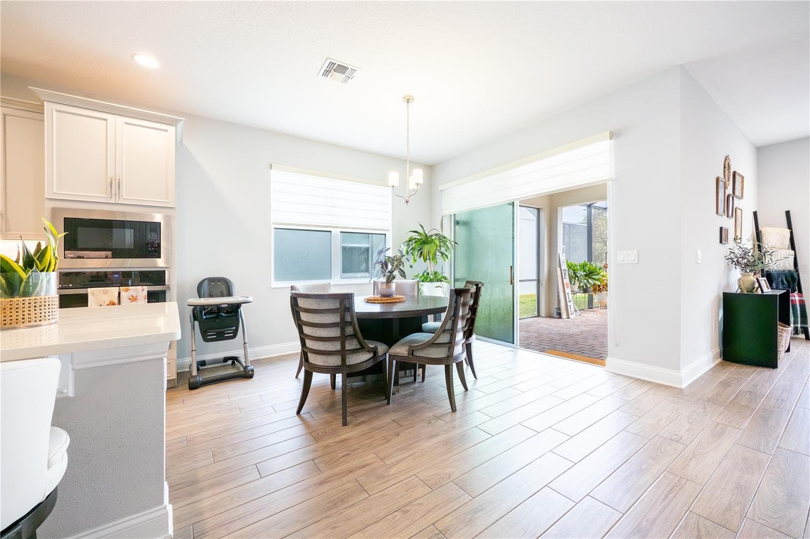 Charming breakfast nook with sliding glass doors opening to the screened, covered patio. - 1316 SOUTHERN SUN DRIVE, OAKLAND