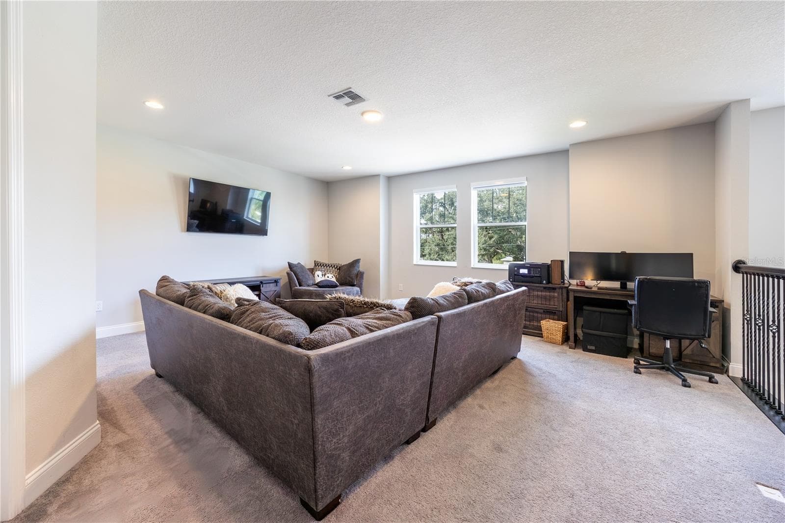 Versatile upstairs loft with spacious seating and a home office area overlooking the trees. - 1316 SOUTHERN SUN DRIVE, OAKLAND