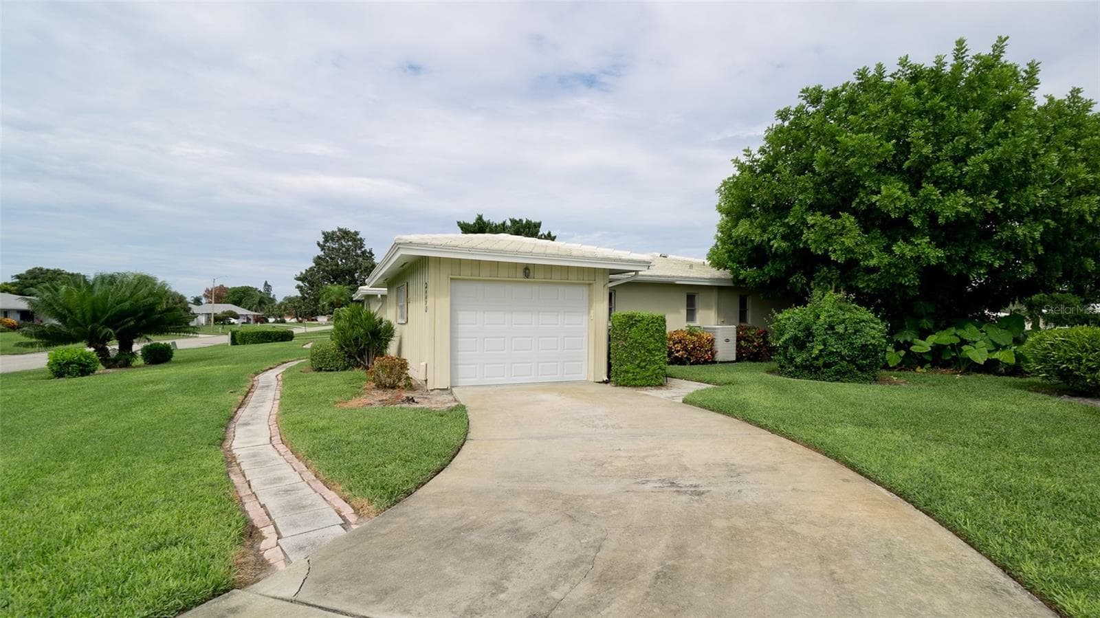 Long driveway leading to the garage - 7110 11TH AVE W, BRADENTON