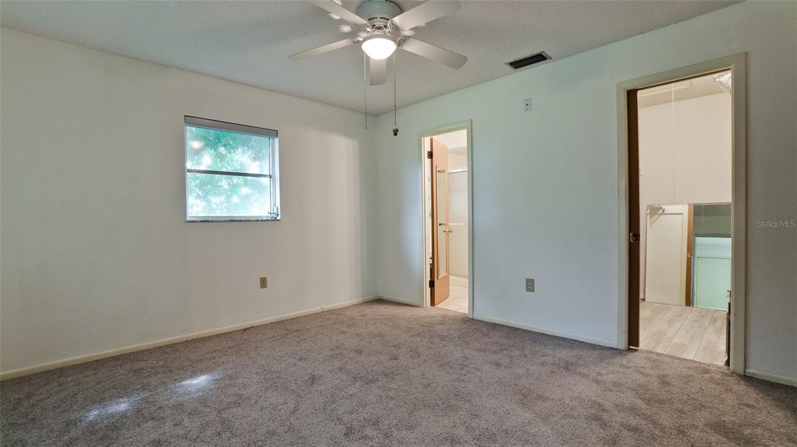 Primary bedroom with walk in closet on the R & full ensuite on the L - 7110 11TH AVE W, BRADENTON